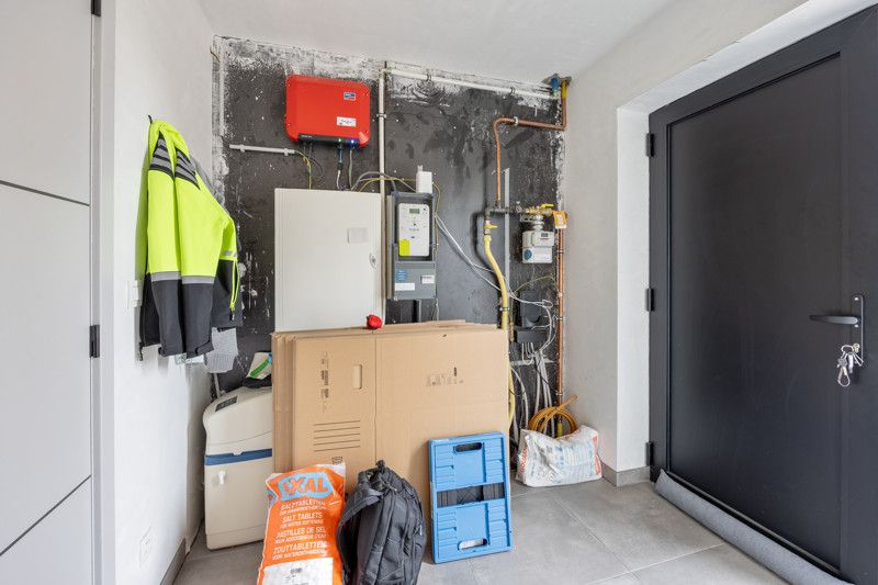 Recente, instapklare woning met garage en zwembad foto 34