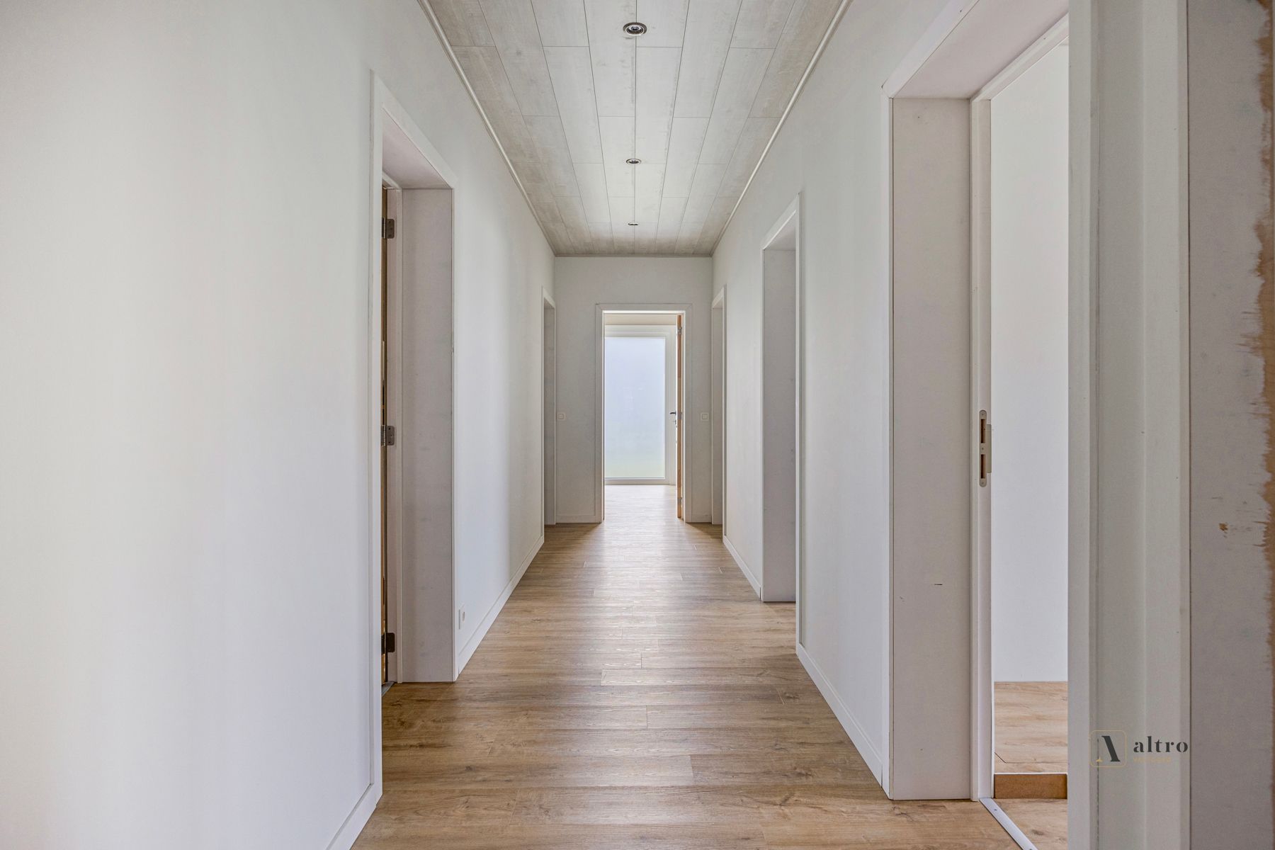 Deels gerenoveerde woning in het groene Bellem foto 3