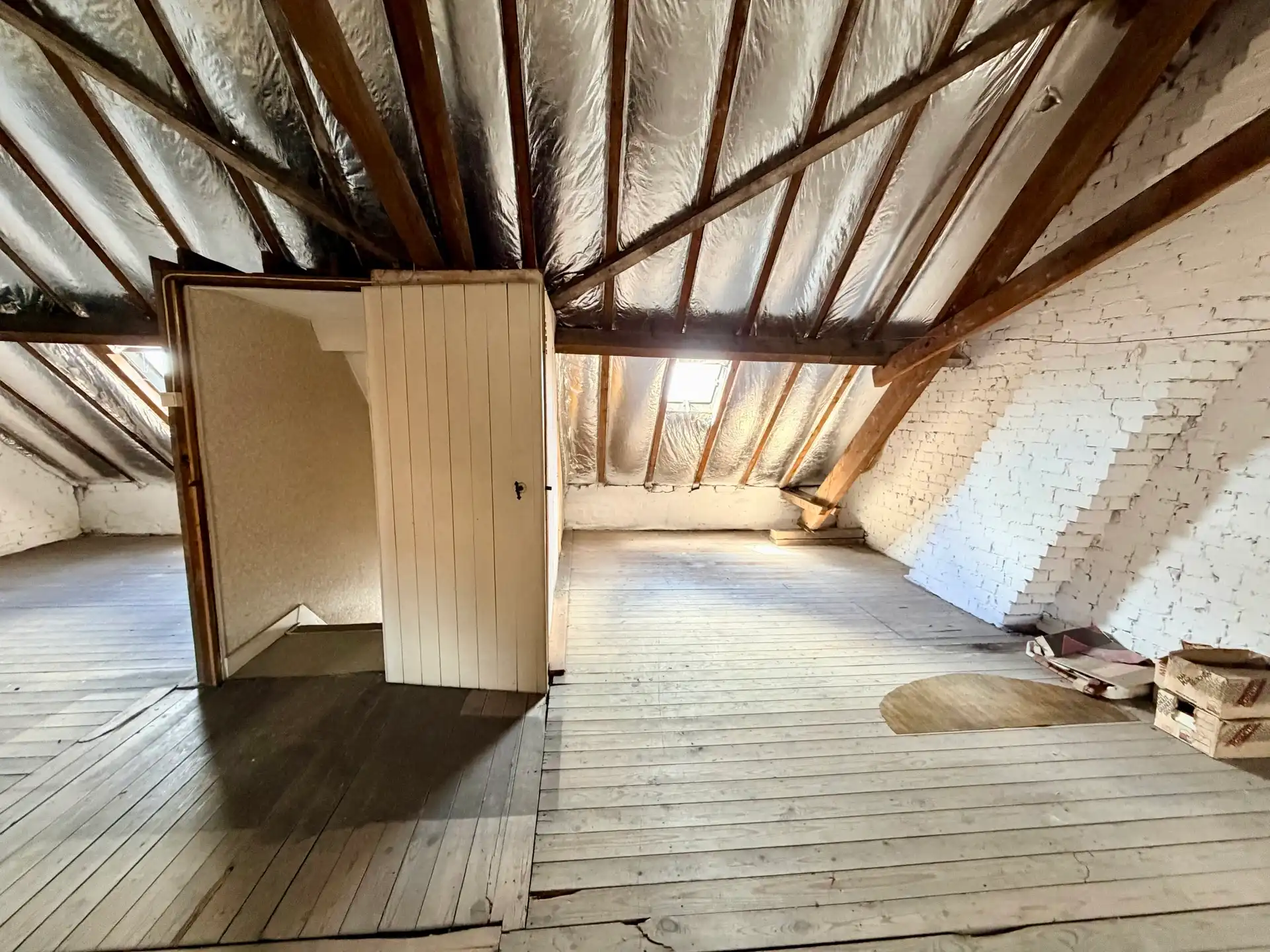 Ruime te renoveren woning met 4 slaapkamers, tuin en garage in Adinkerke te koop. foto 22