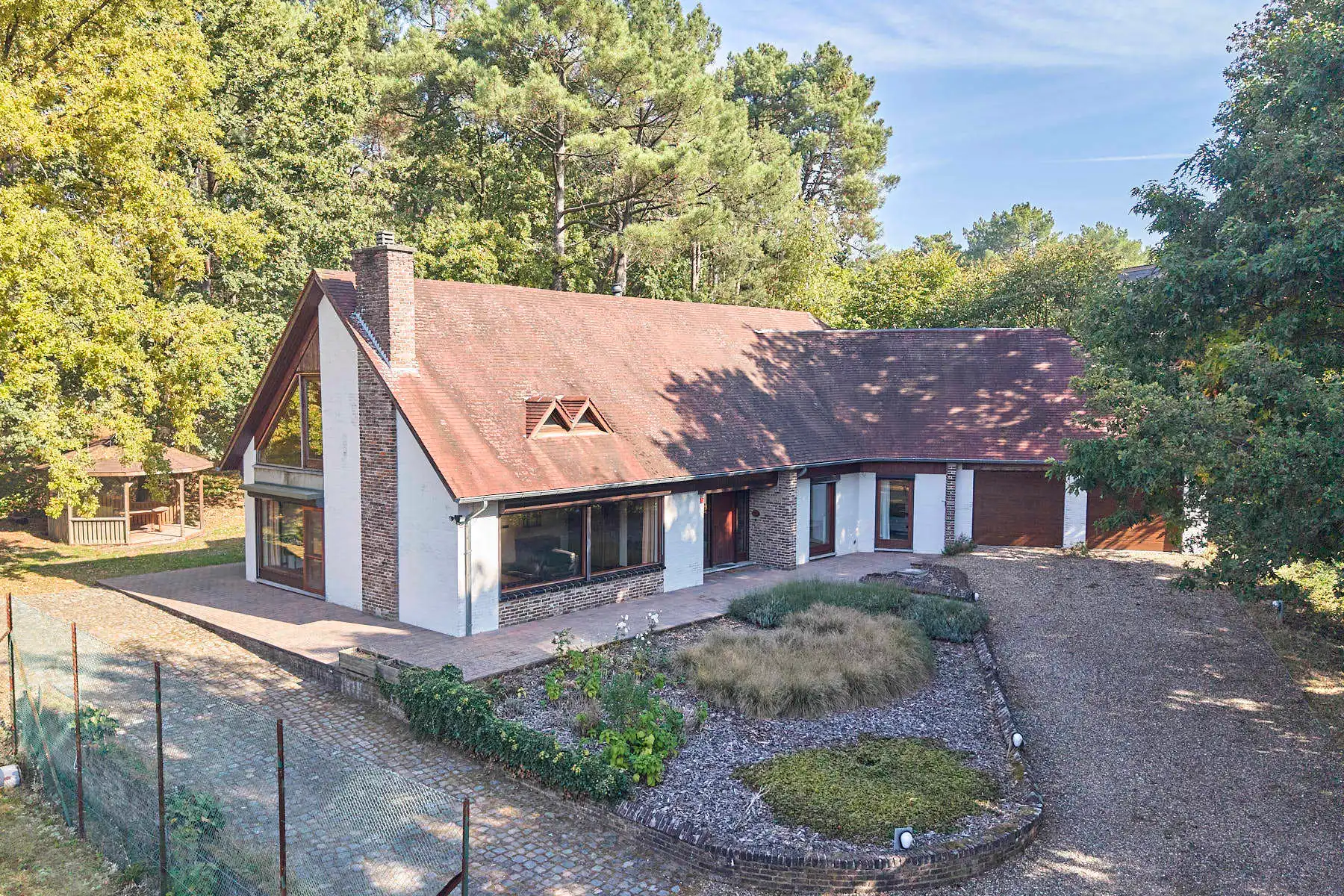 Hoofdfoto van de publicatie: Knap landhuis op een bosrijk perceel van 58,63 are