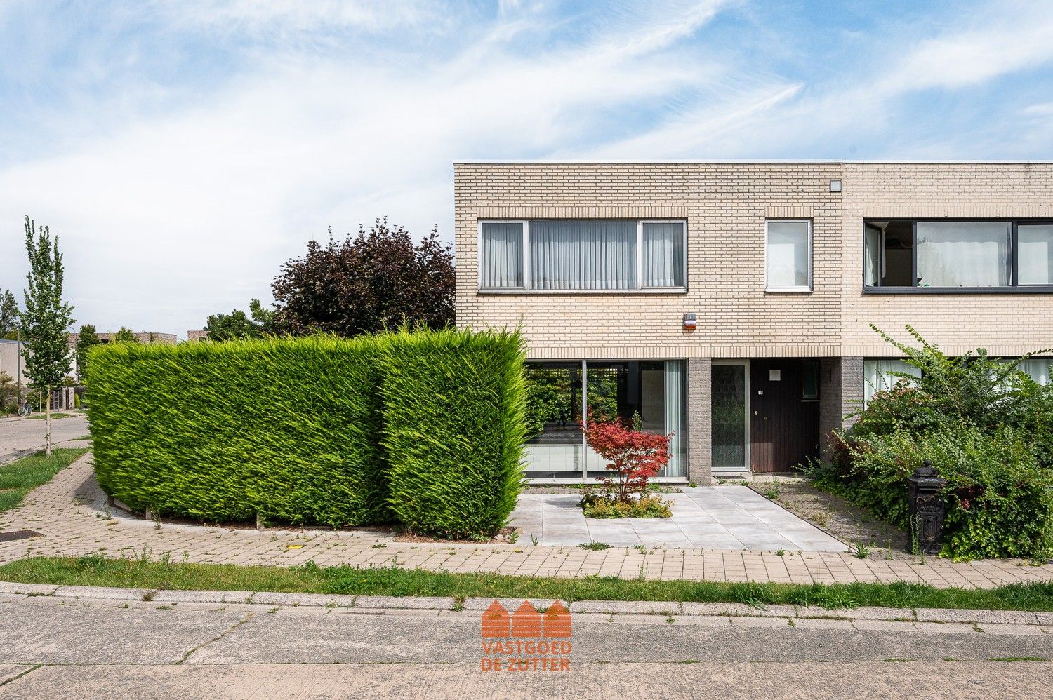 Lichtrijke halfopen bebouwing met 3 slaapkamers en garage foto {{pictureIndex}}
