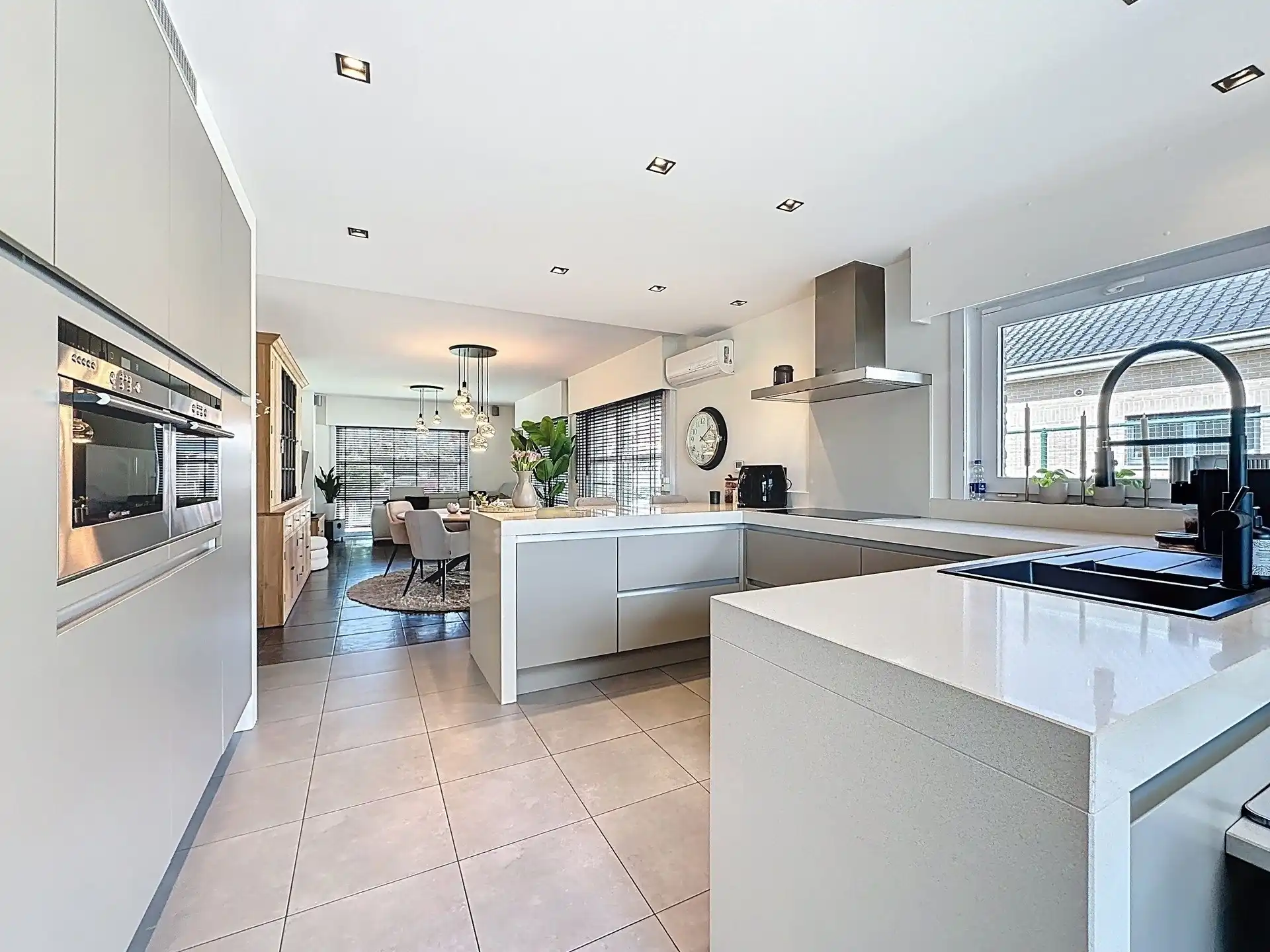 Ruime, luxueuze open bebouwing met 4 slaapkamers, 2 badkamers en garage op een perceel van 741m².  foto 6