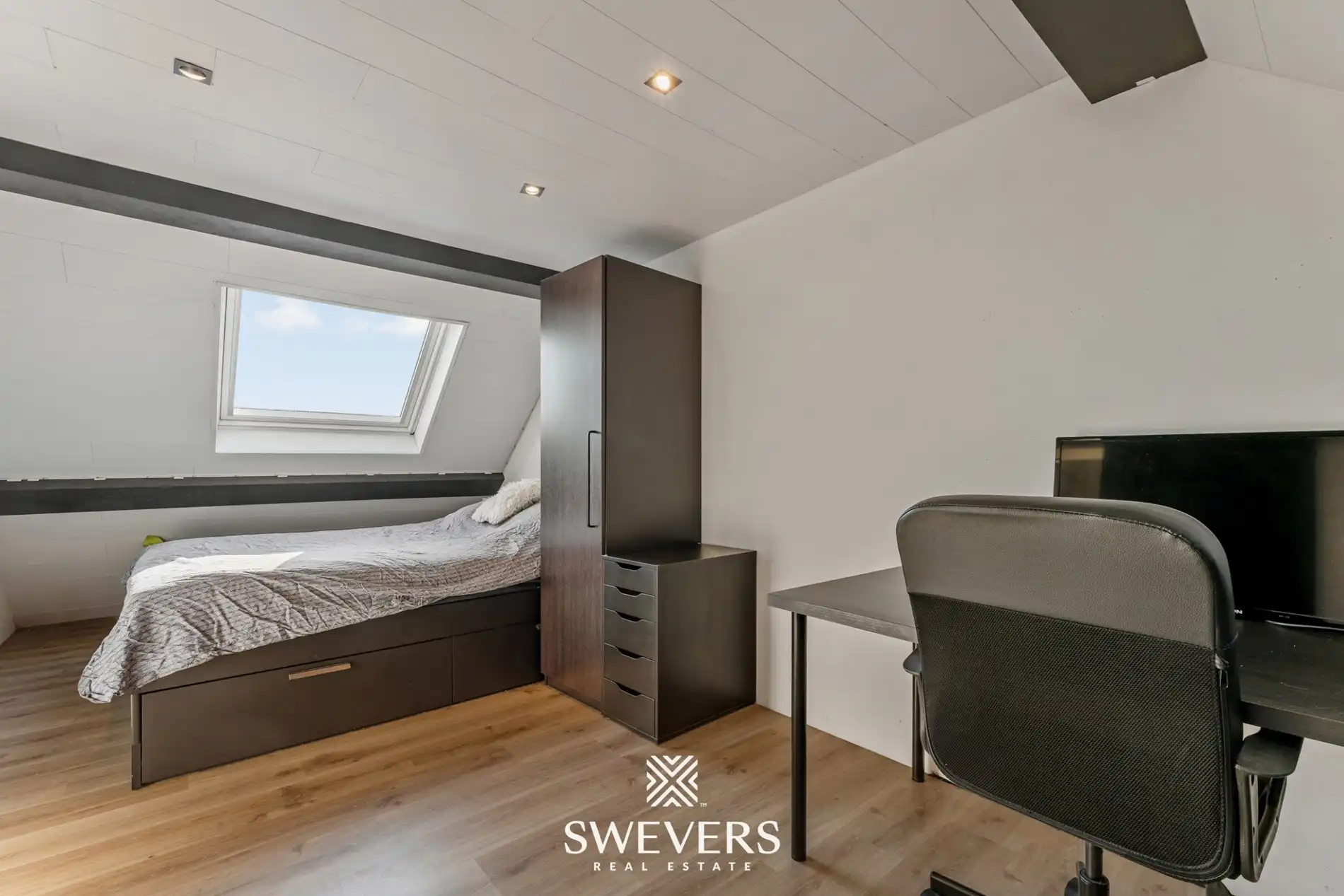 Ruime halfopen woning met zuidoostgerichte tuin en zwembad foto 22