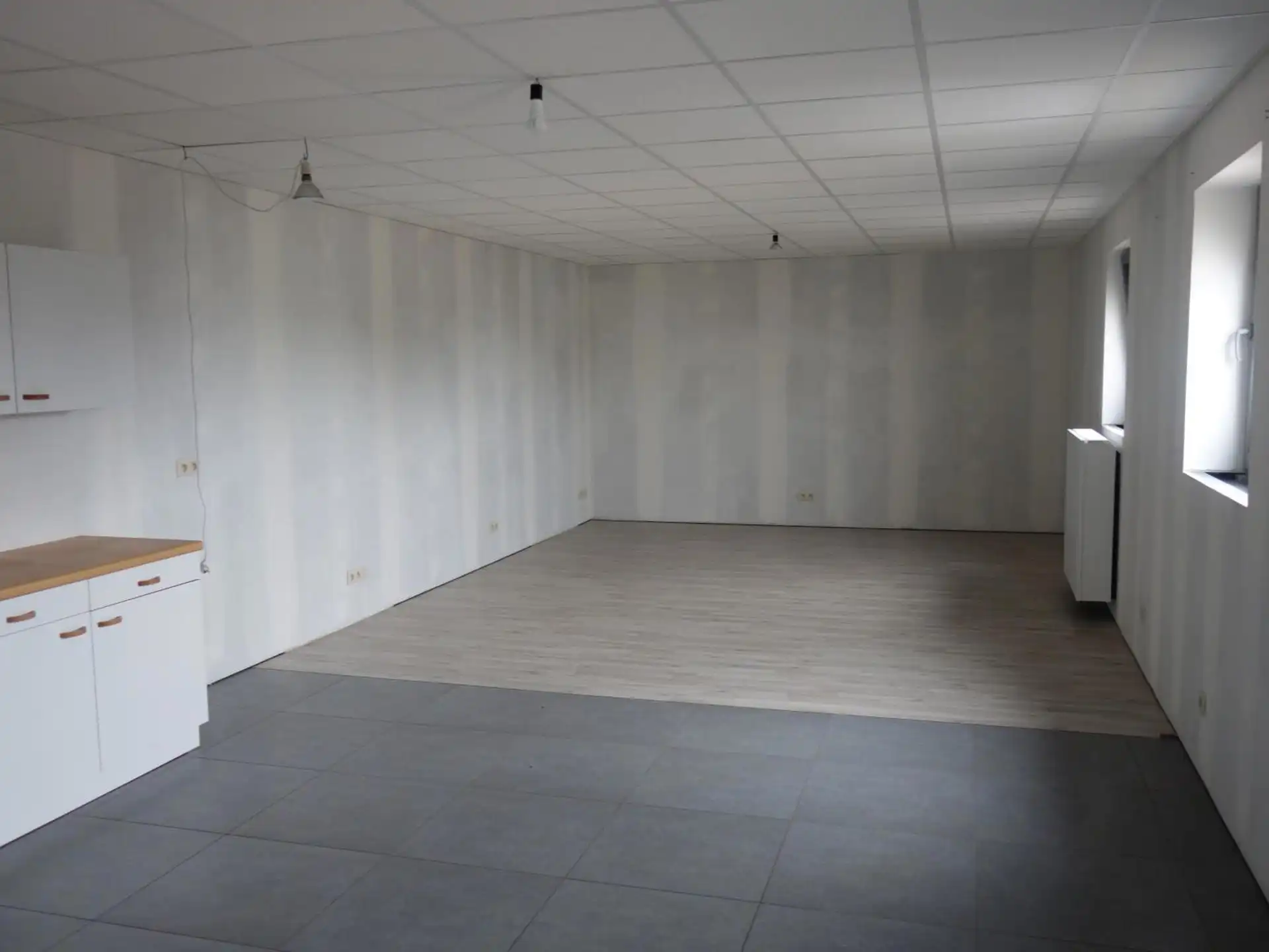 MULTIFUNCTIONEEL BEDRIJFSGEBOUW MET APPARTEMENT EN BUITENTERREIN foto 13