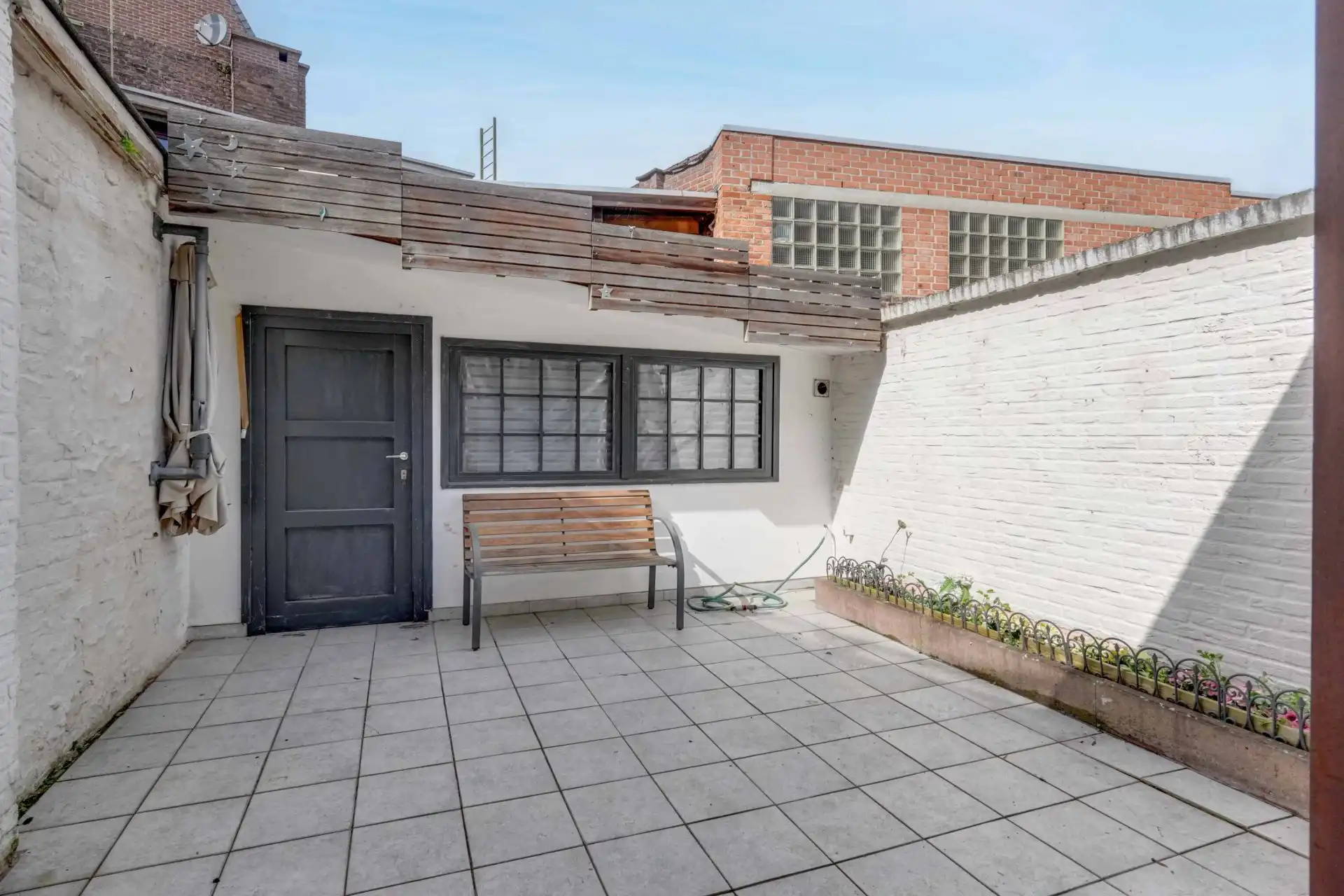 Op te knappen stadwoning op goede locatie foto 16