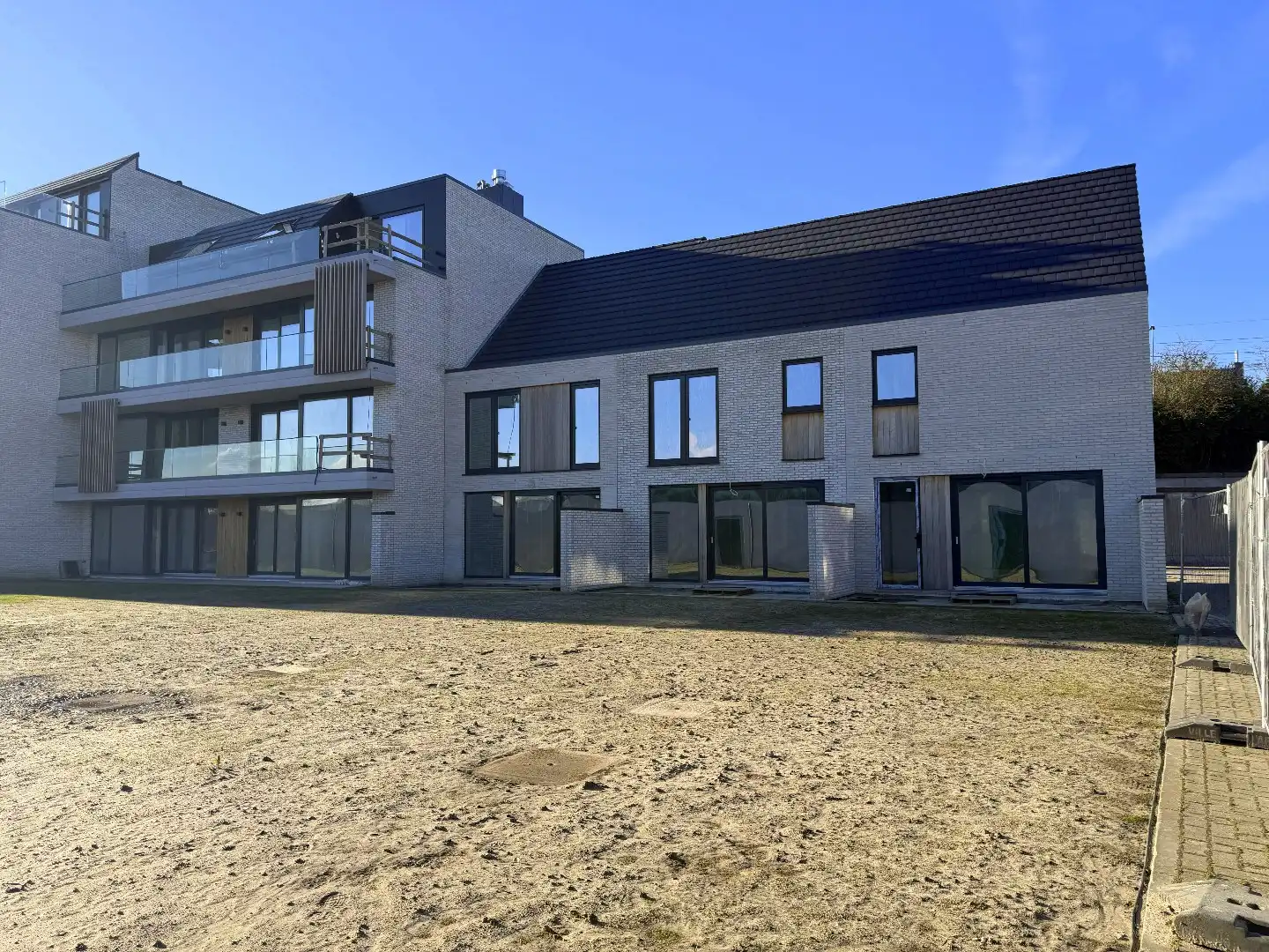 Modern wonen in Harelbeke, Residentie Zuidhof bestaande uit 18 appartementen met 1-2 slaapkamers foto {{pictureIndex}}