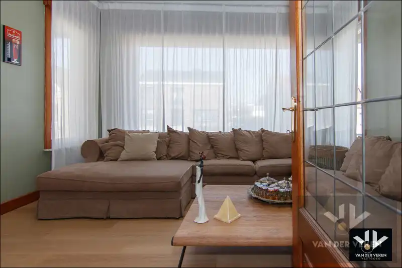 GROTENDEELS GERENOVEERDE GEZINSWONING foto 14