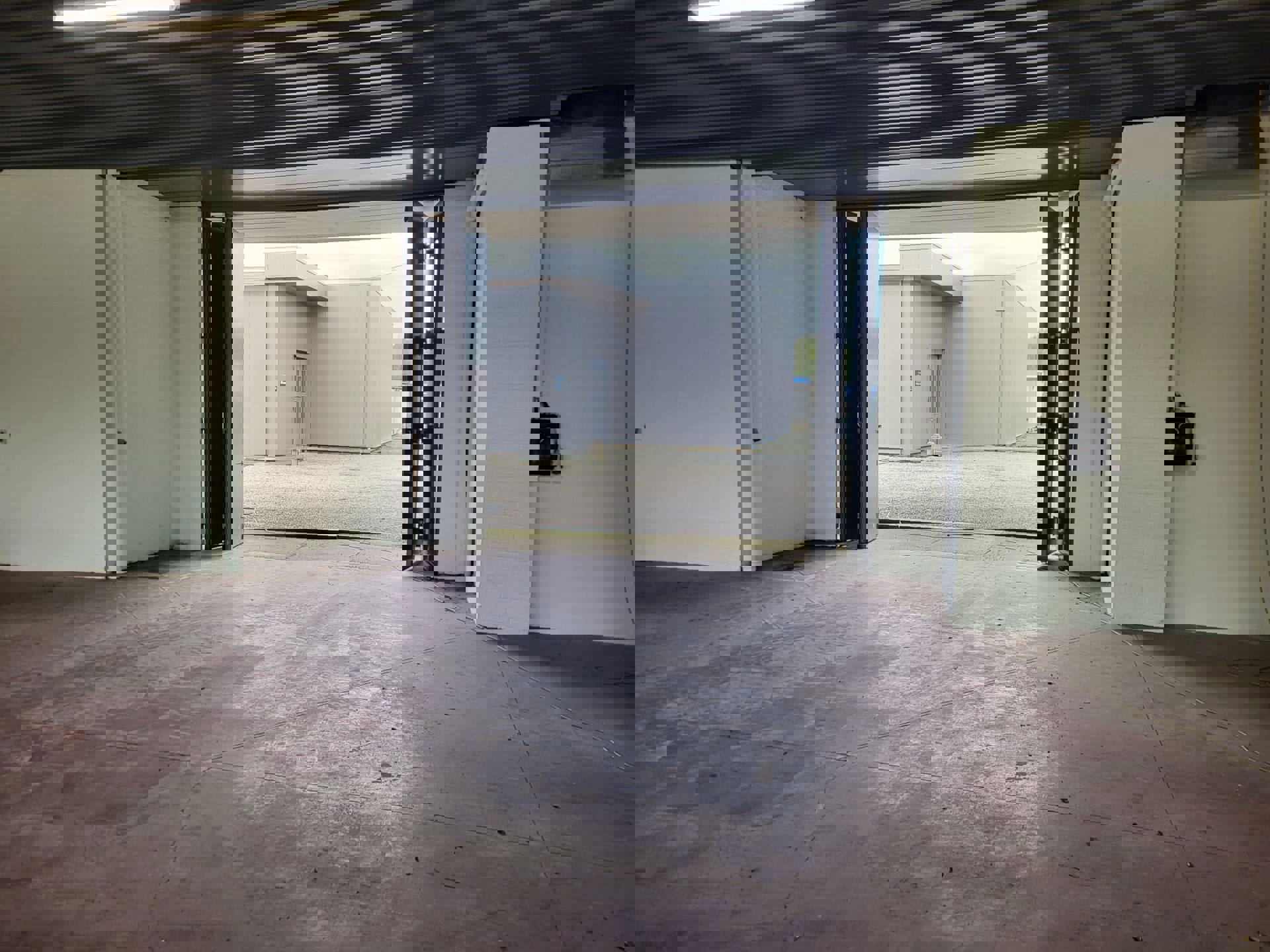 GENK TE HUUR: Grote bedrijfshal-Kantoor-Conciërgewoning foto 18