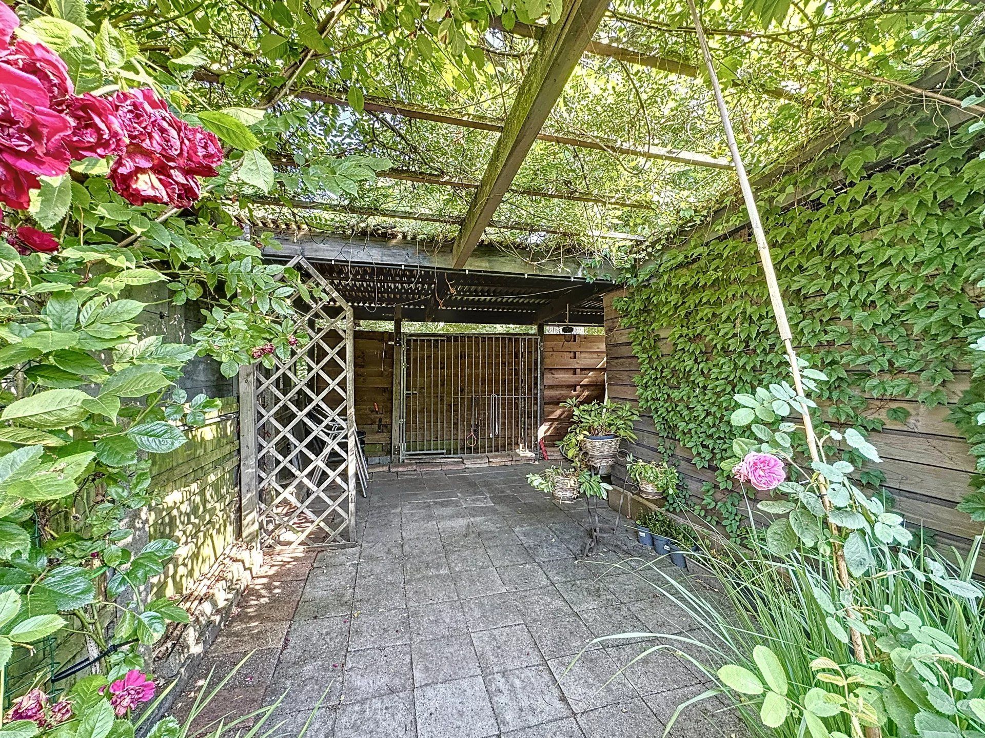Super gezellige woning met groot terras, mooie bloementuin en carport. foto 15