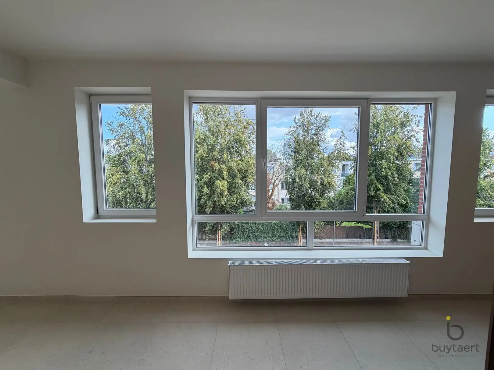 Gerenoveerd 3 slaapkamer appartement op top locatie! foto 2