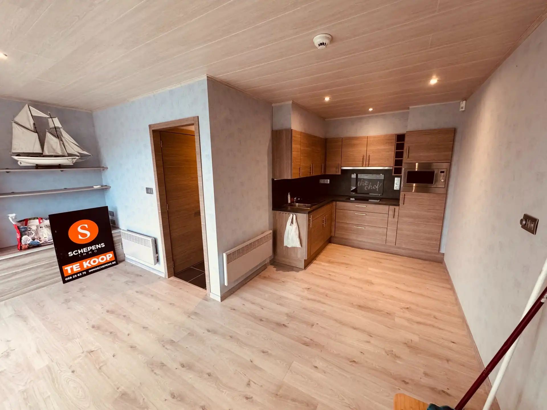 Gerenoveerd en instapklaar appartement met terras en 2 slaapkamers. foto 3