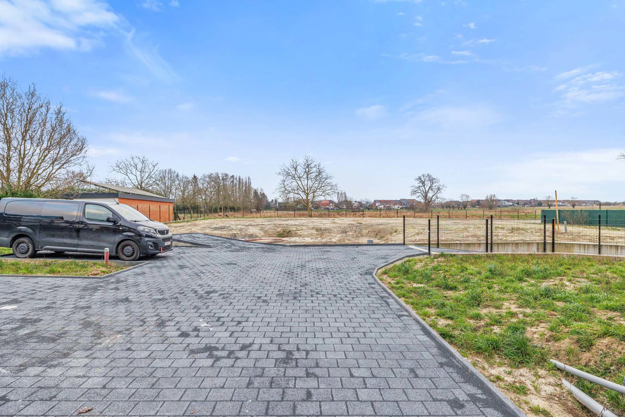 Gelijkvloers appartement met twee slaapkamers en tuin foto 12