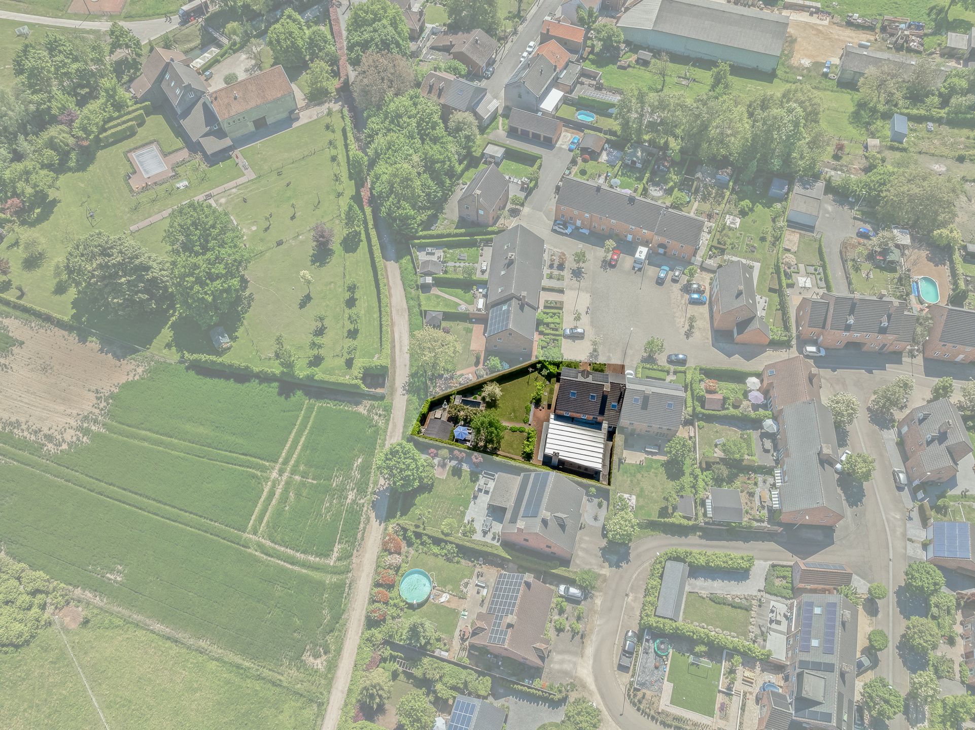 Instapklare woning met tuingerichte aanbouw foto 46