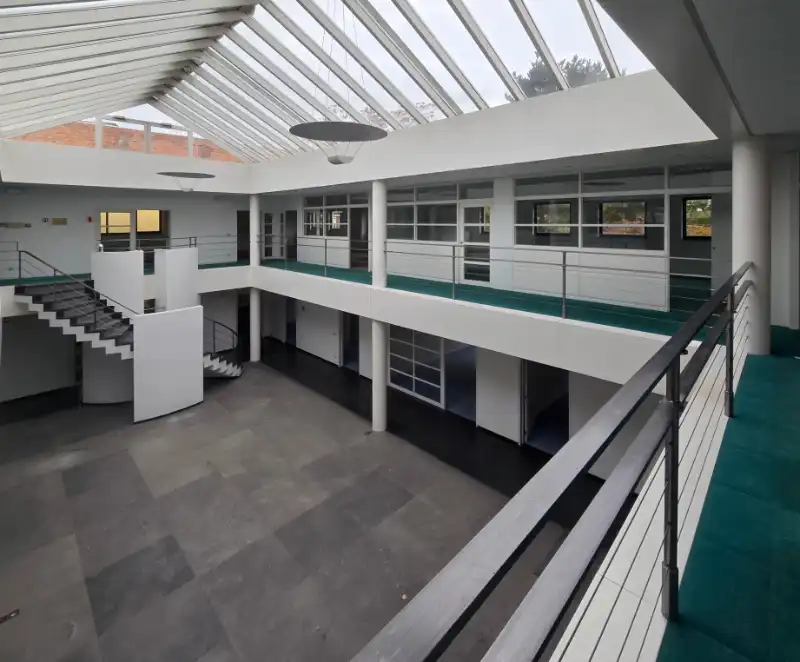 Kantoorgebouw te huur foto {{pictureIndex}}