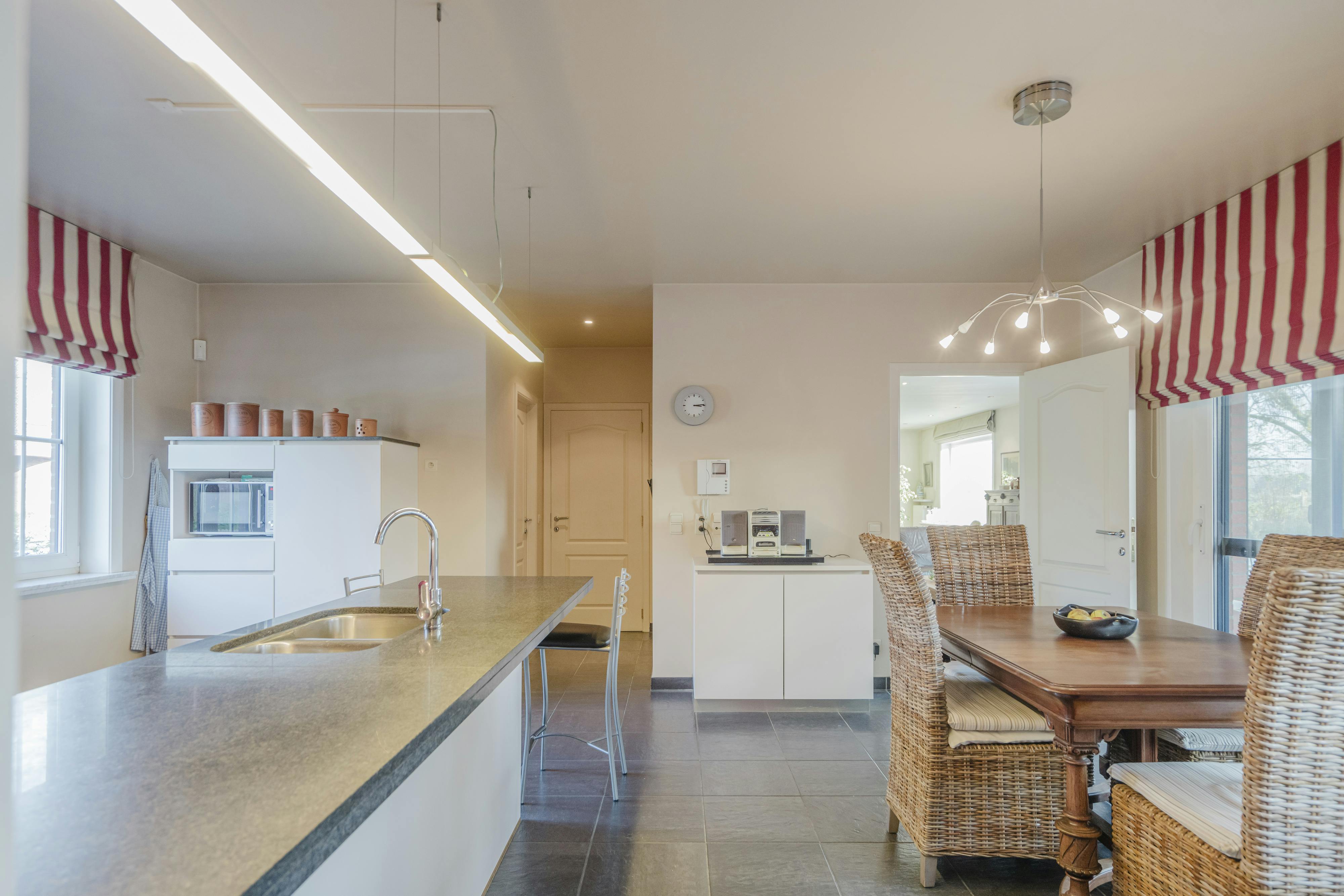 Villa met stallingen te koop op een ruim perceel van  10.026m² foto 8