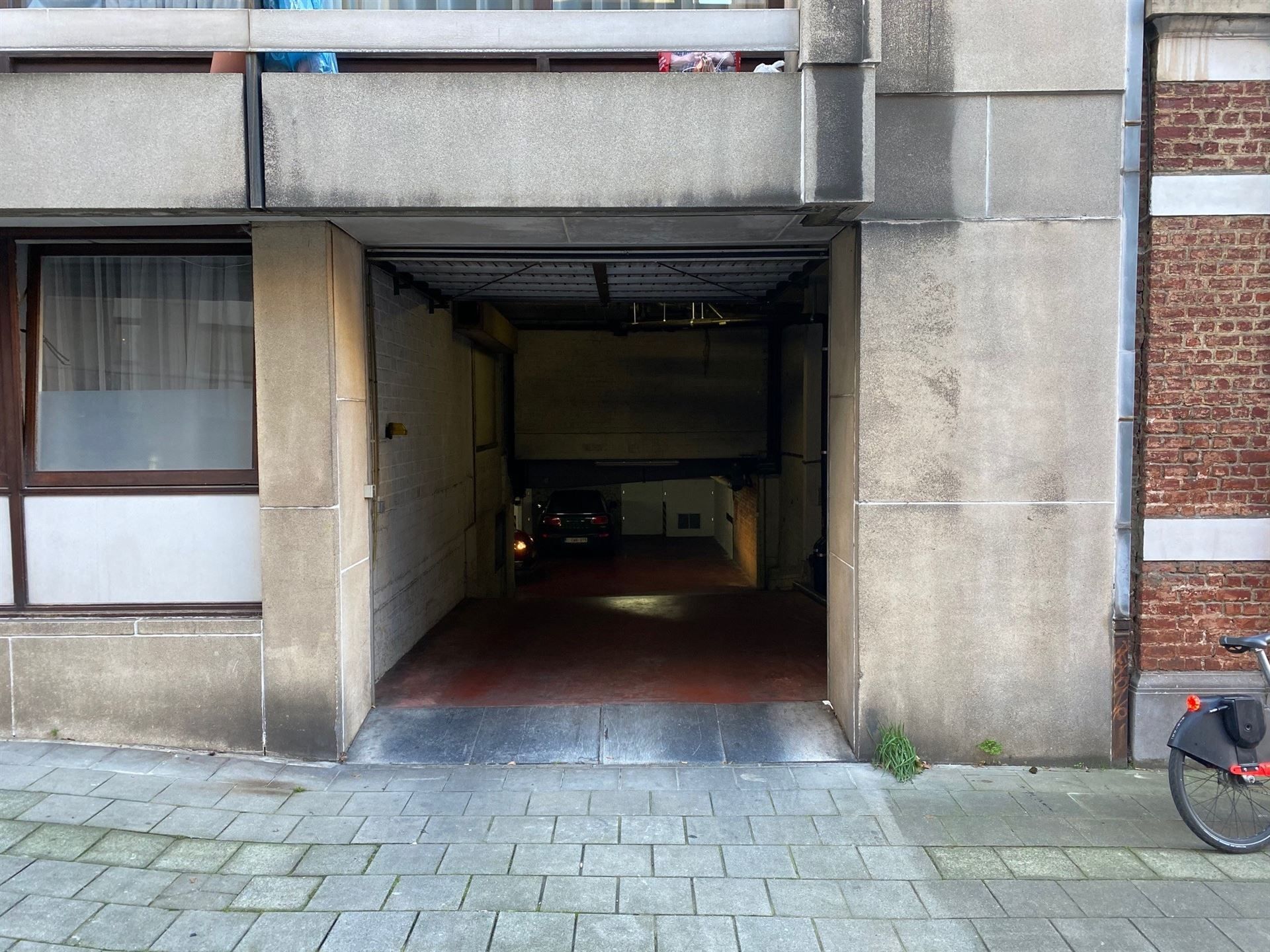 Lot van 5 autostaanplaatsen in de EU wijk  foto 2