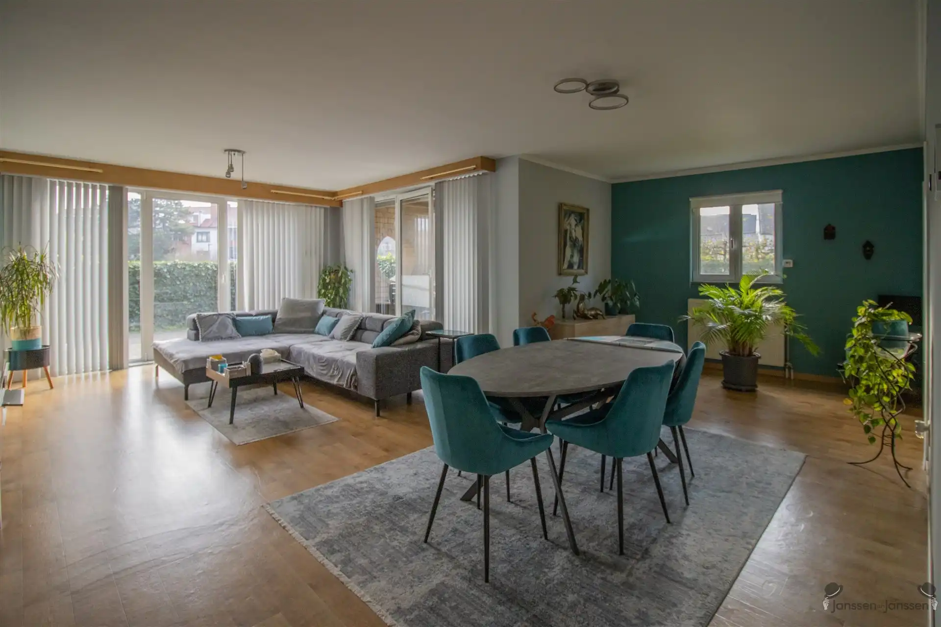 Gelijkvloers appartement van 115 m² met tuin, 2 slaapkamers en een ondergrondse parkeerplaats foto {{pictureIndex}}