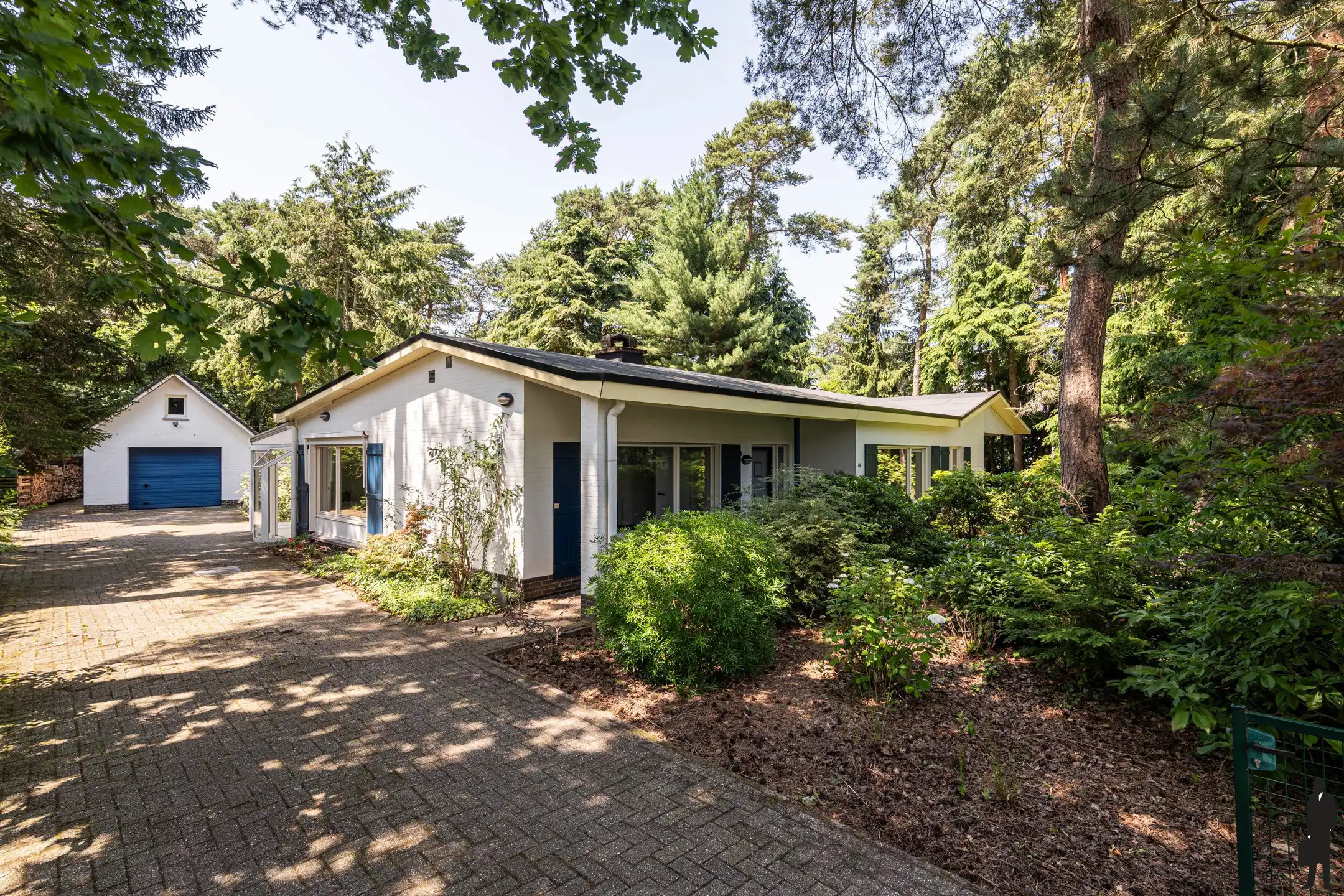 Vrijstaande woning op 1.588m² in villawijk nabij NL grens. foto 2