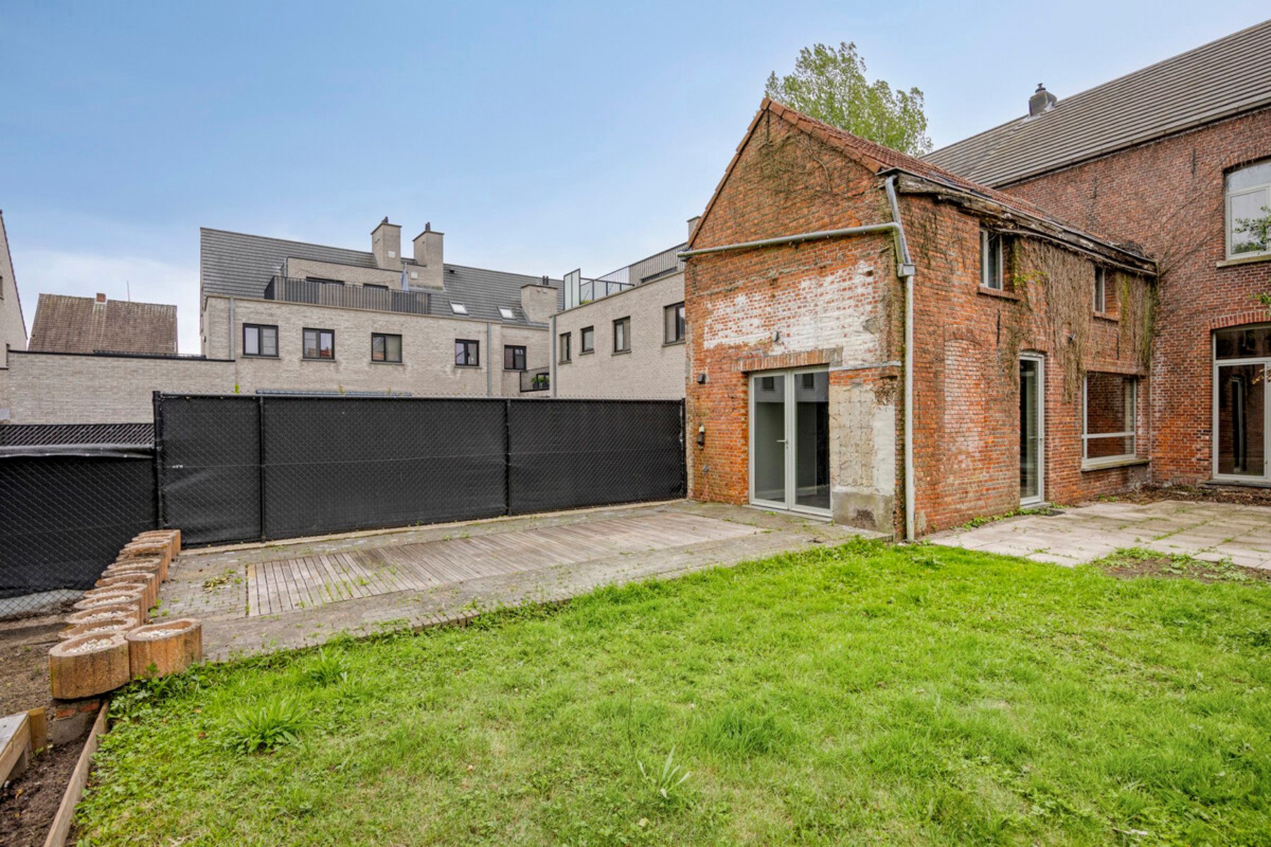 Ruim renovatieproject (226m²) met tuin aan kanaal foto 35