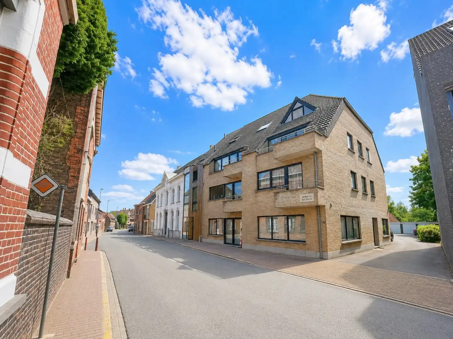 Opgefrist 2-slaapkamerappartement met 2 terrassen en garagebox in centrum Knesselare foto {{pictureIndex}}