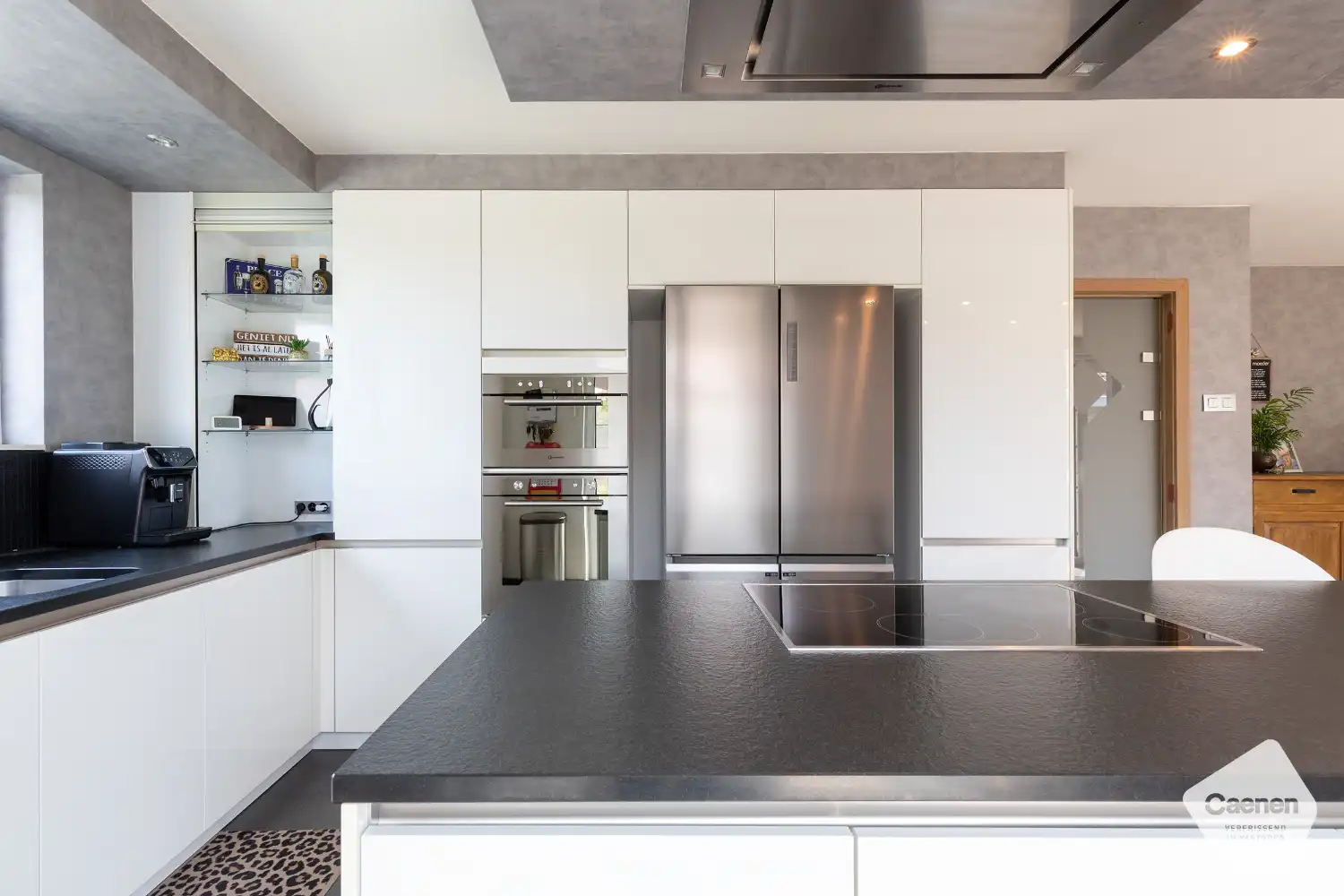 Moderne bungalow met 3 slaapkamers, aangelegde tuin en zwembad. foto 3
