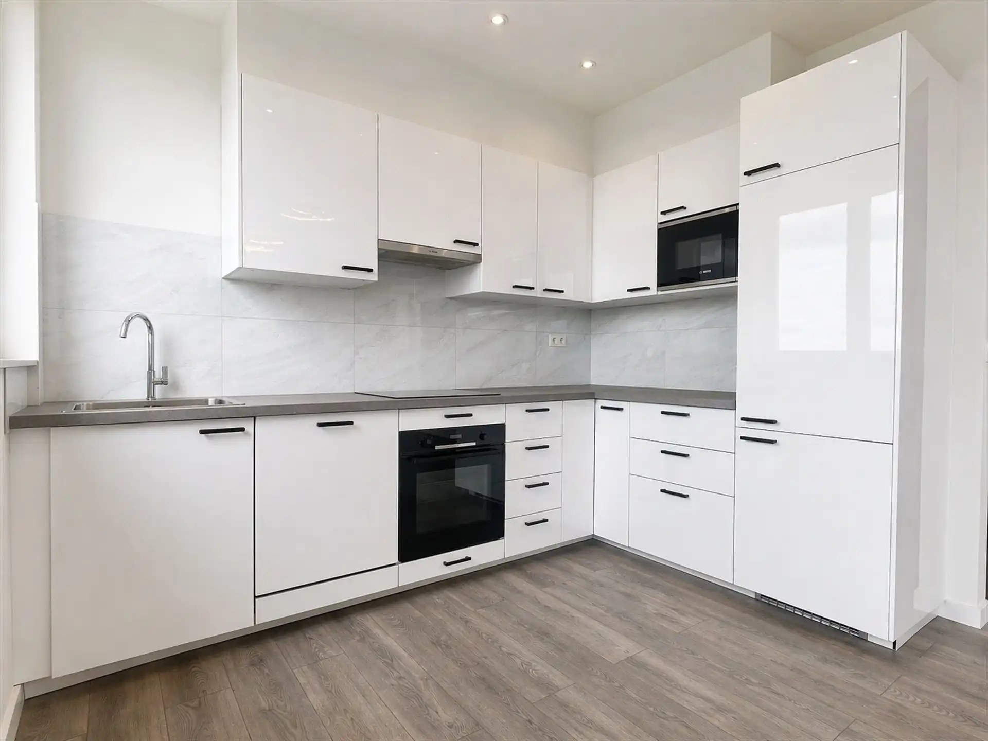 ruim appt met veel lichtinval in hartje Wilrijk! foto 3