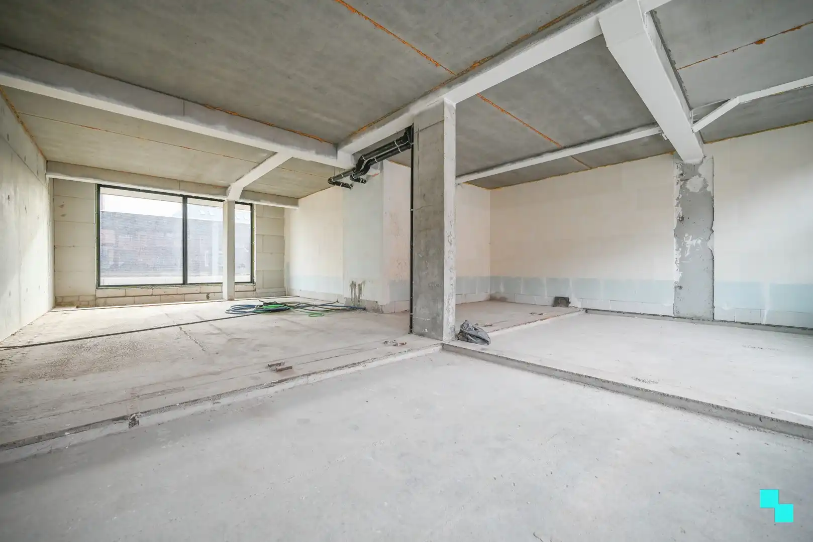 Centraal gelegen handelsruimte met ruime parkeermogelijkheid! foto 3