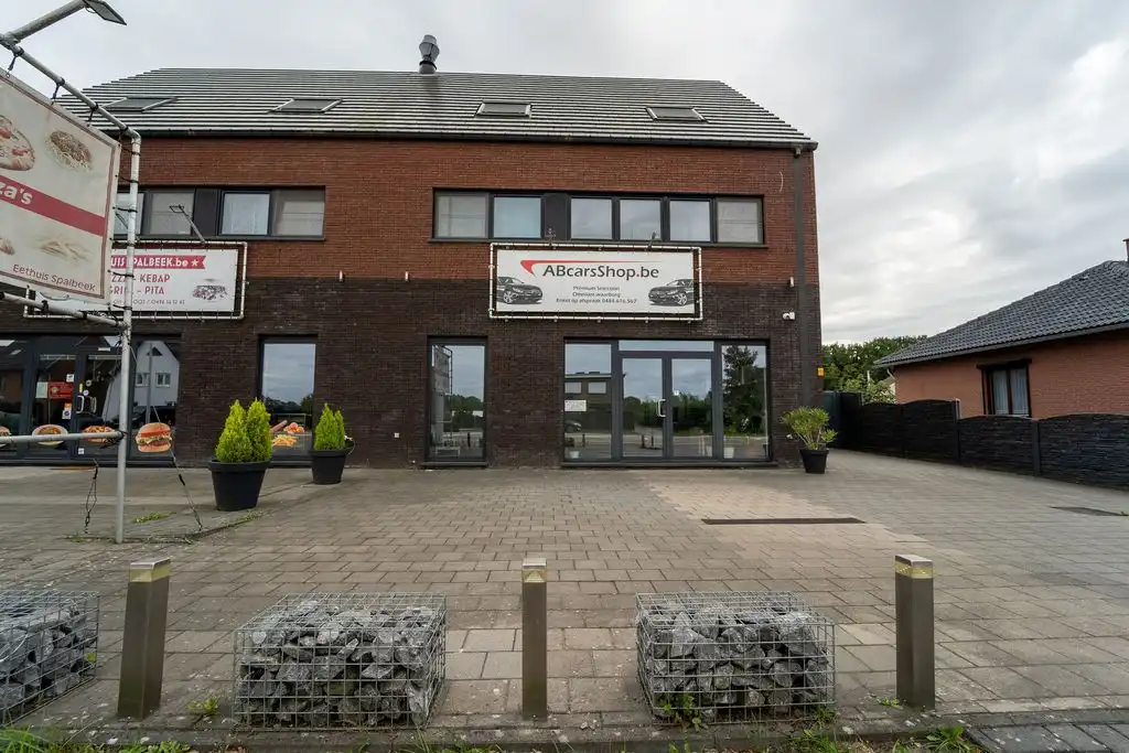 RUIM HANDELSHUIS MET WOONST TE SPALBEEK (HASSELT) foto 2