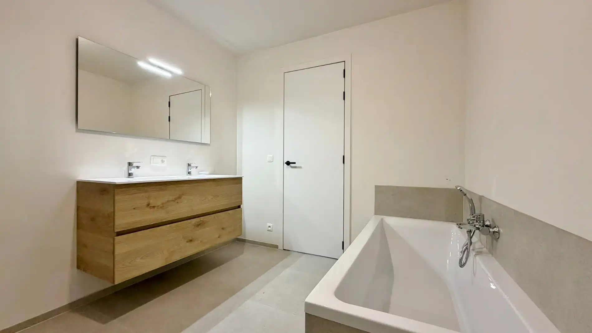 Nieuwbouwwoning met 5 slaapkamers, zonnige tuin en 2 garages te huur foto 12