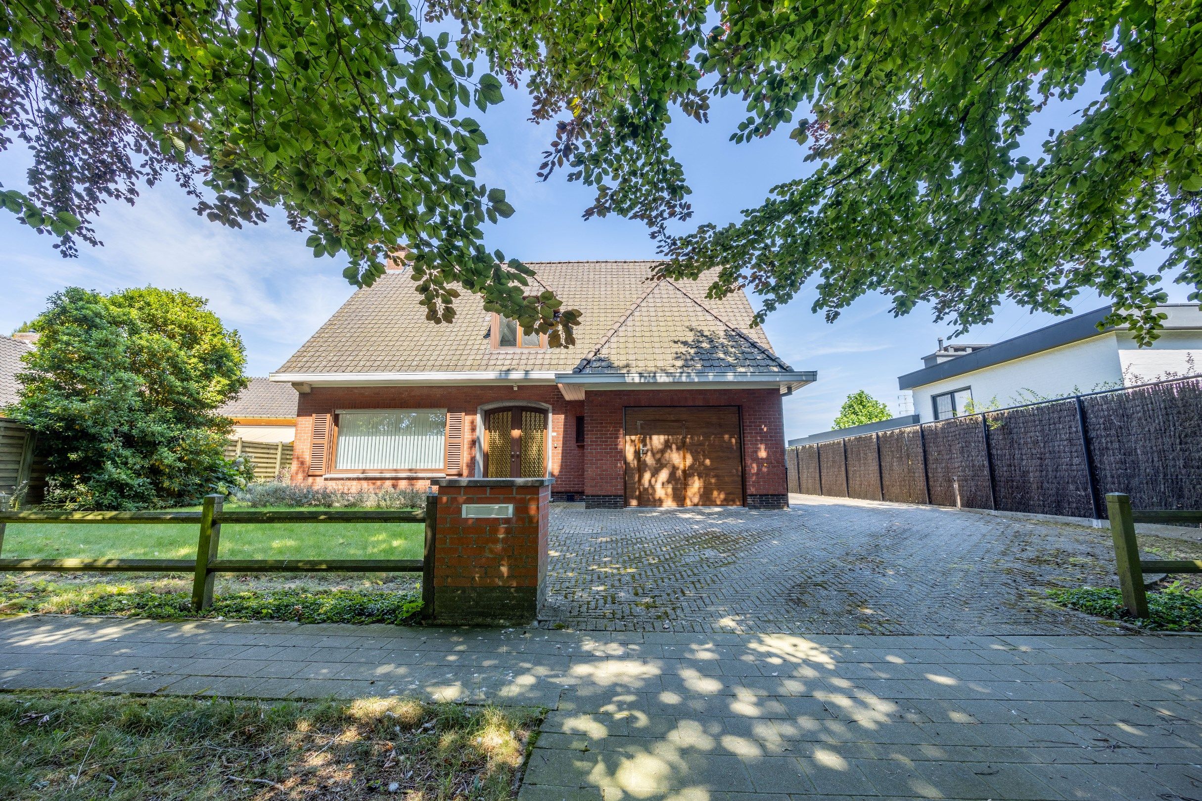 SCHITTERENDE VILLA IN GEGEERDE WOONWIJK foto 1