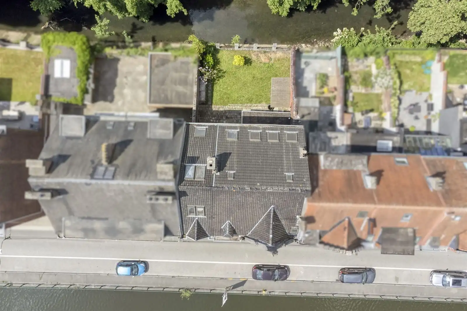 Ruime herenwoning met voormalige dokterspraktijk foto 8