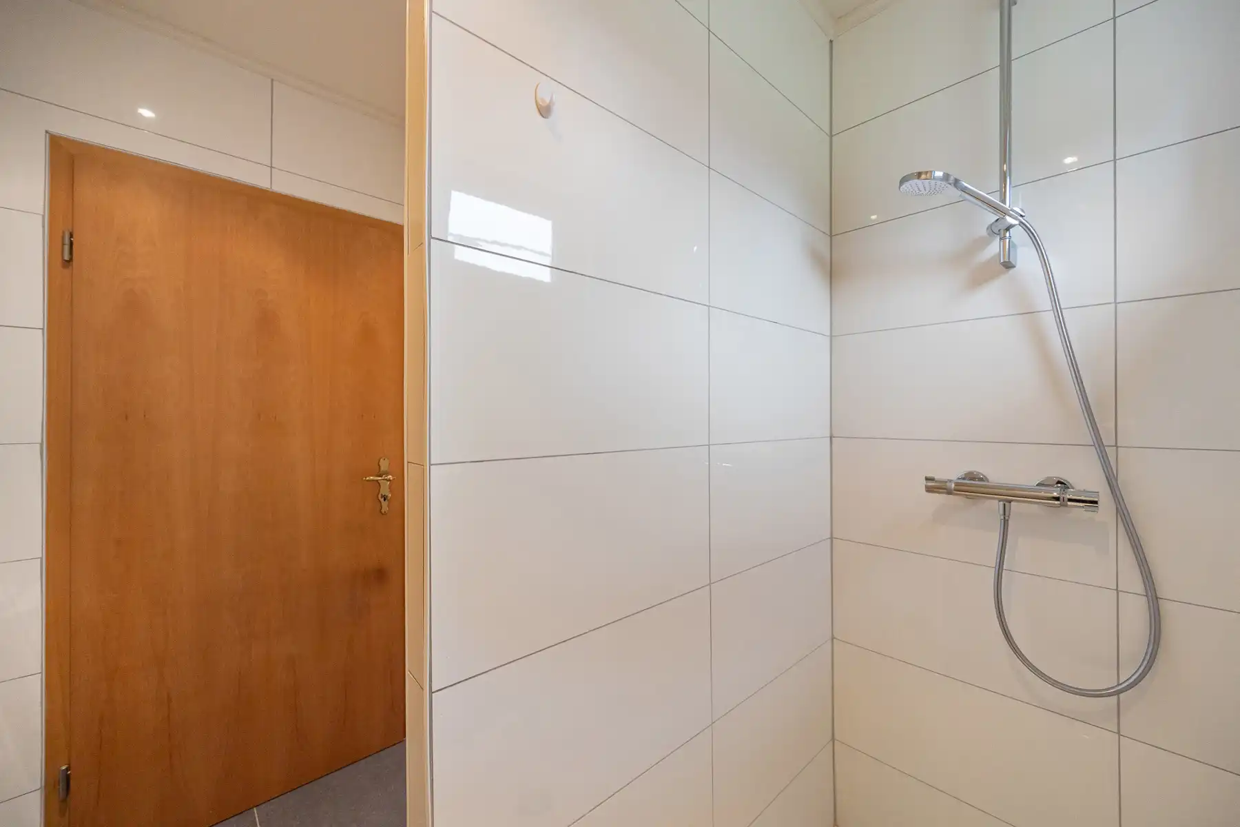 WAAUW! open bebouwing met tuin, zonnepanelen en veel privacy foto 13