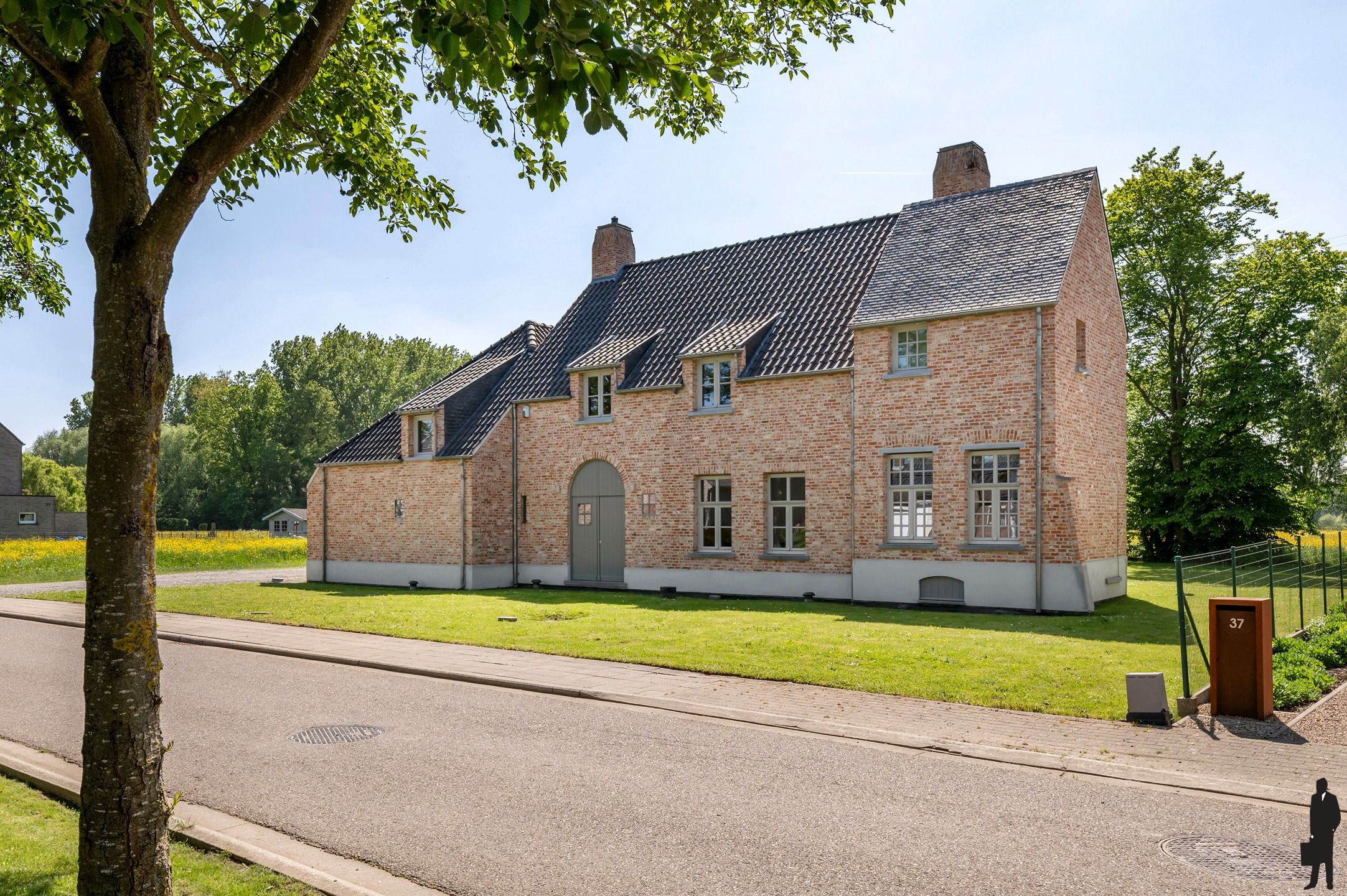 Luxueuze villa met uitgestrekte tuin in Zemst foto {{pictureIndex}}