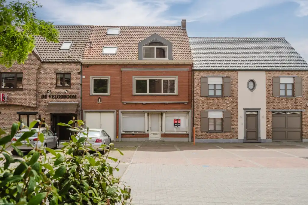 Unieke handelsopportuniteit op het Kerkplein van Sint-Eloois-Winkel foto 3