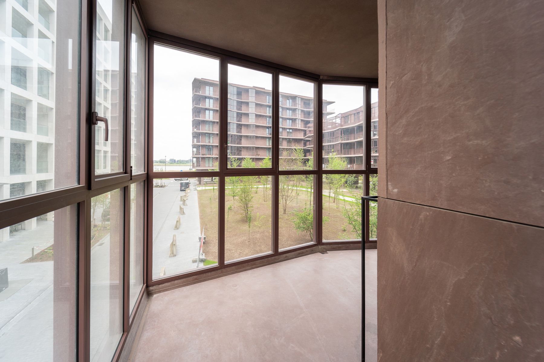 Gloednieuw bemeubeld appartement op het hippe “Nieuw zuid” foto 6