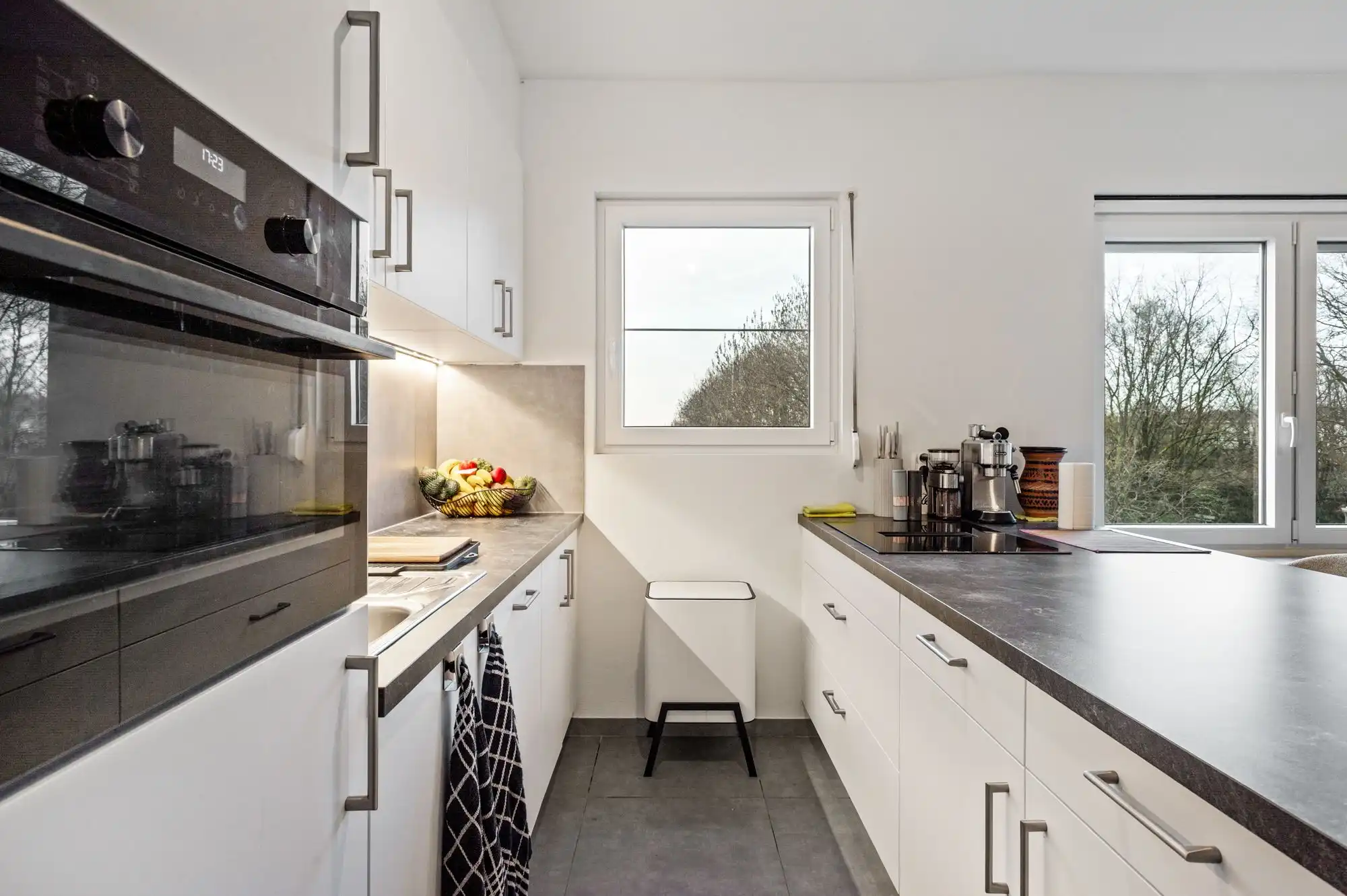 Volledig gerenoveerd 2-slaapkamerappartement met terras, garagebox en groen uitzicht! foto 4