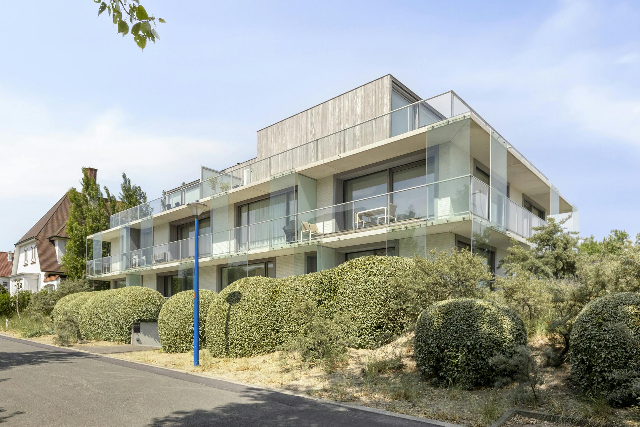 Modern appartement van Rietveld op enkele passen van zee! foto 2