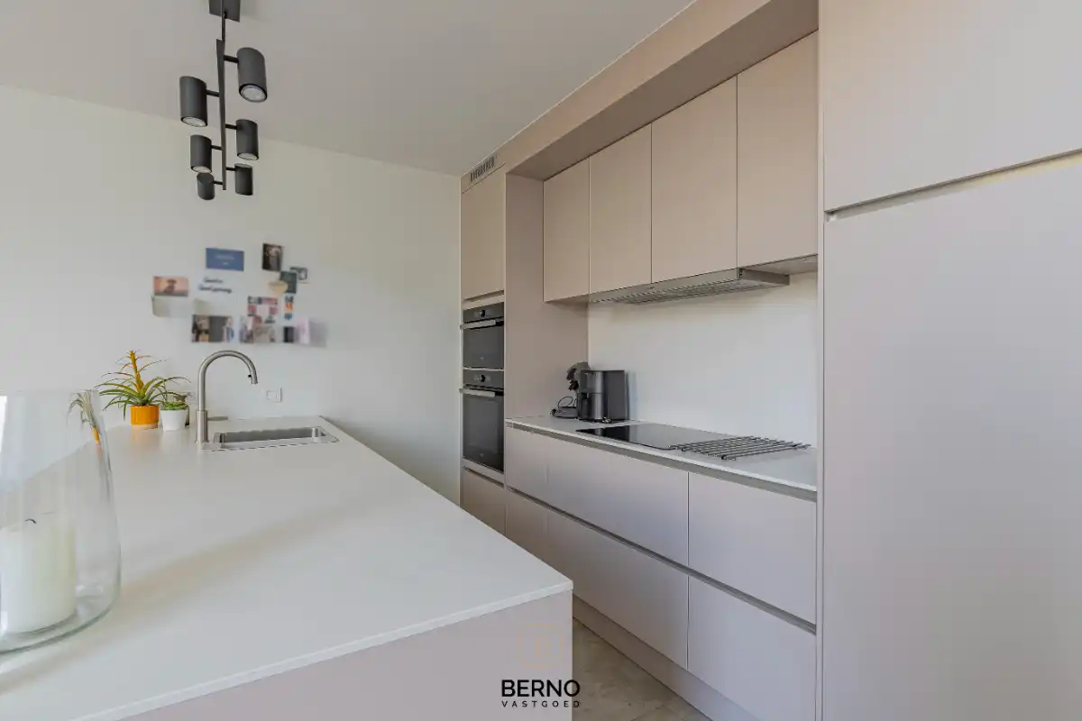 Recente en instapklare woning uit 2021 met ruim terras foto 7
