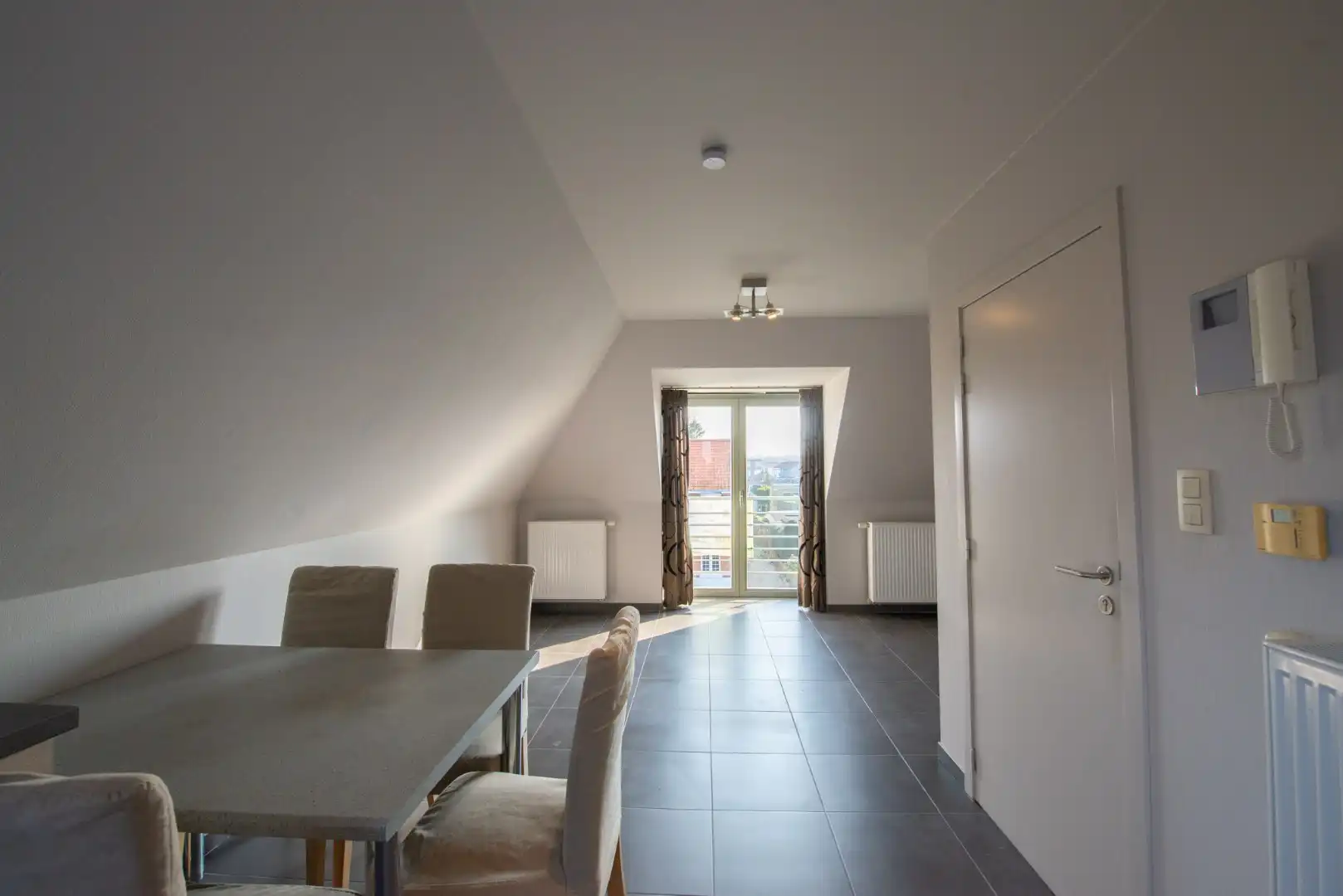 Gezellige, recente studio met staanplaats op centrale ligging te Sint-Joris foto 5