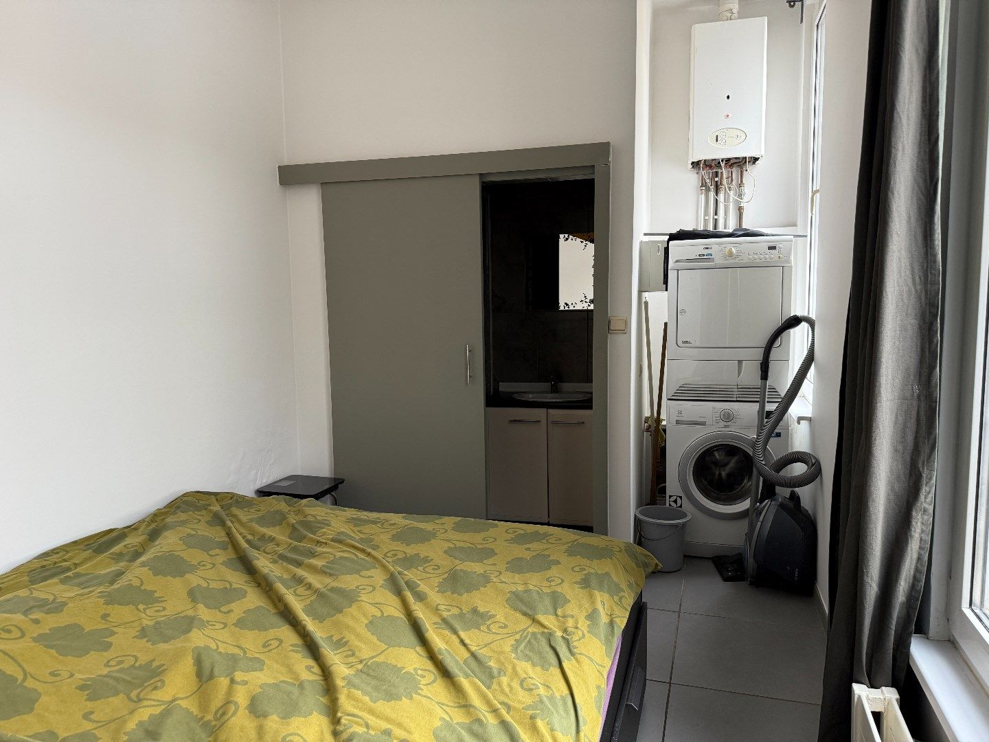 Gemeubelde studio met balkon foto 11