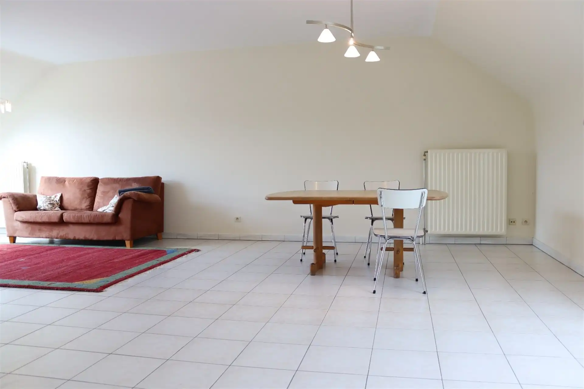 Gunstig gelegen verrassend ruim 2 slaapkamer dakappartement. foto 9