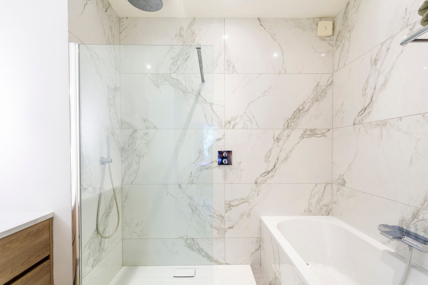 Stijlvol tweeslaapkamer appartement met terras nabij Zuid foto 9