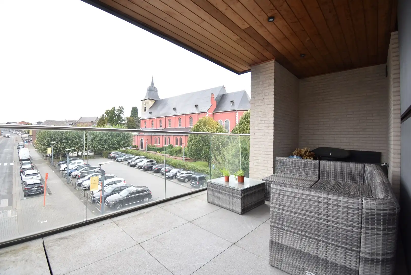 Knap en zeer degelijk afgewerkt twee-slaapkamer appartement met terras in hartje Hoeselt foto 13