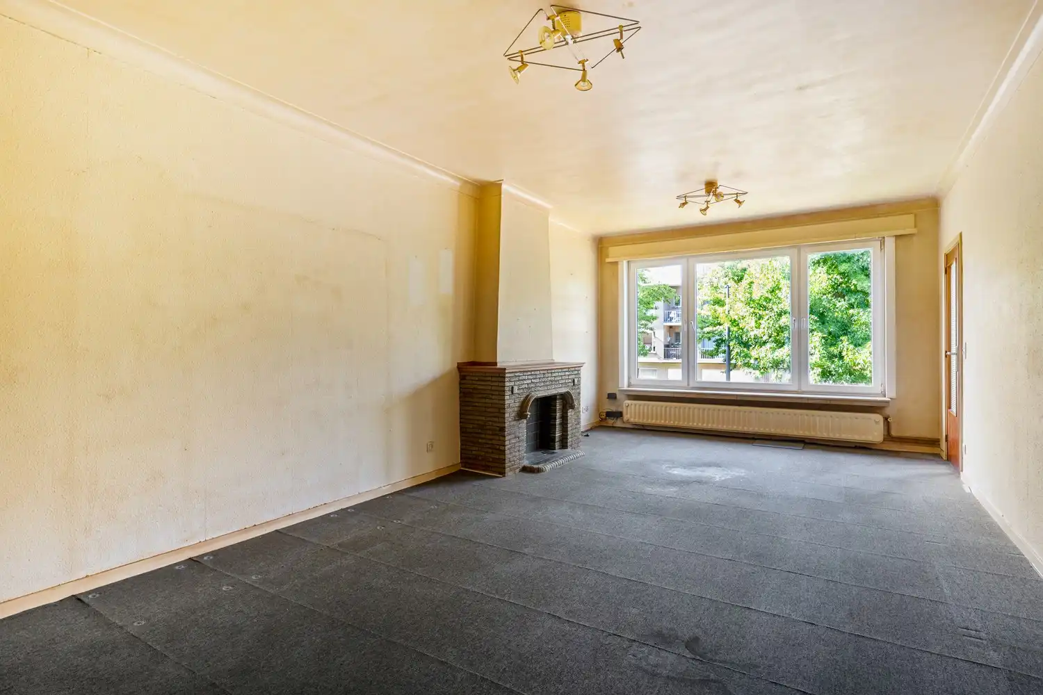 Te renoveren 2 slaapkamer appartement te Deurne foto 3