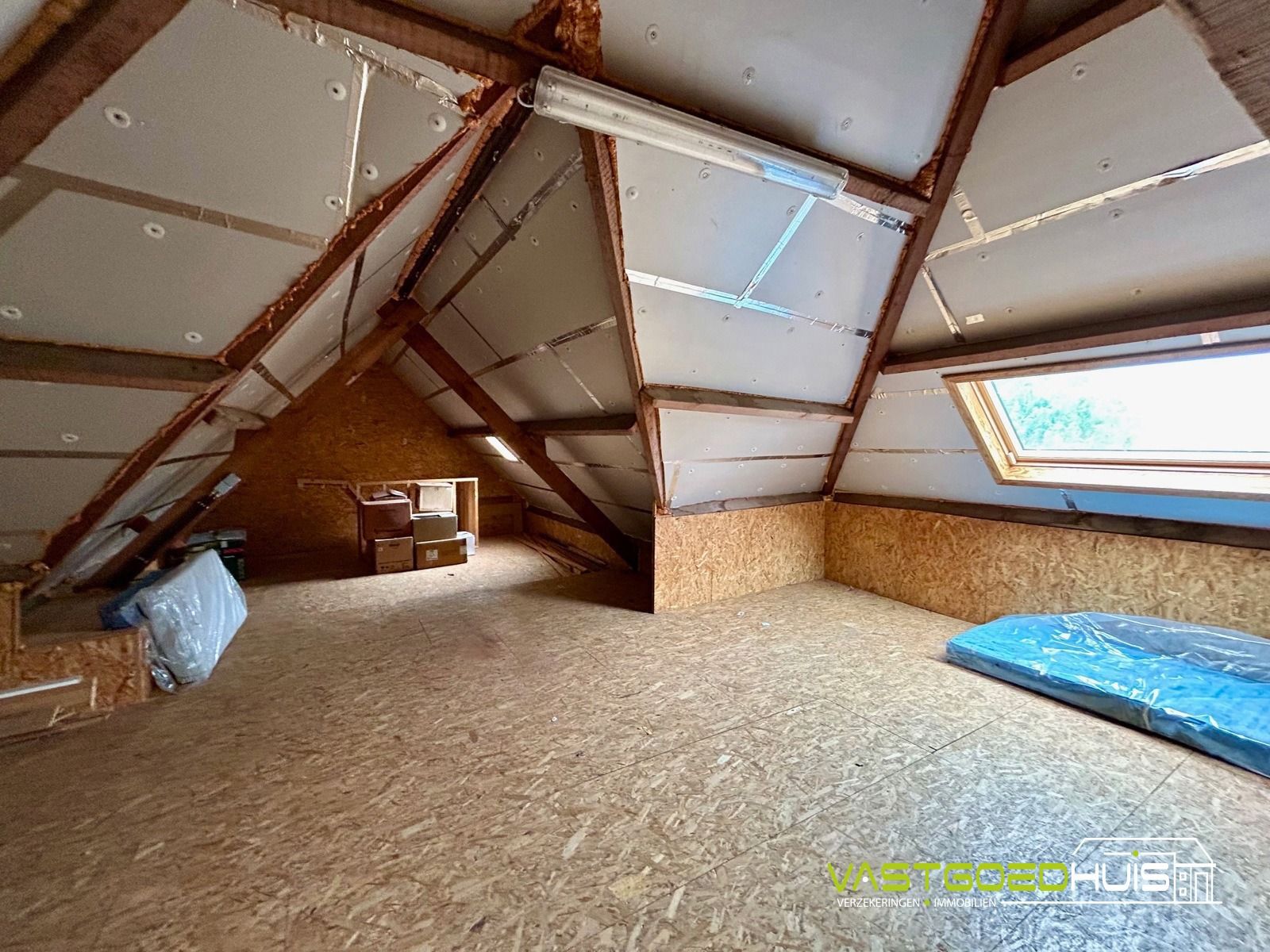 Ruime gezinswoning met garage en tuin foto 20