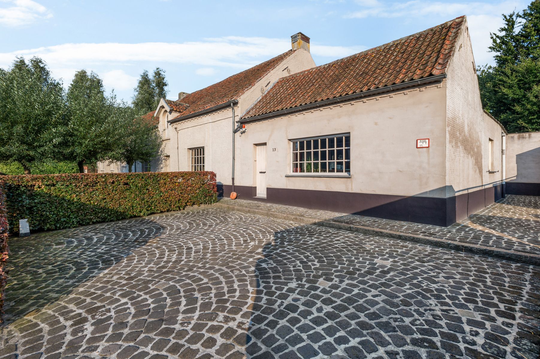 Gerenoveerde hoevewoning met praktijk en paardenstallen.  foto 30