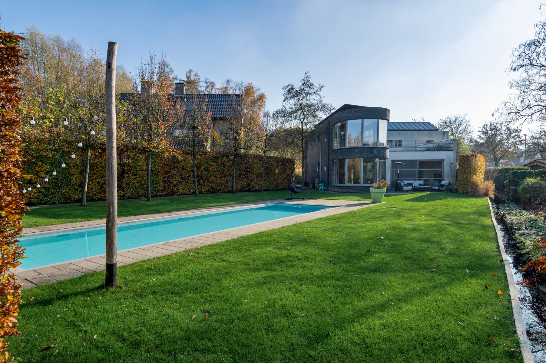 Moderne villa in een doodlopende straat vlakbij het centrum foto 2