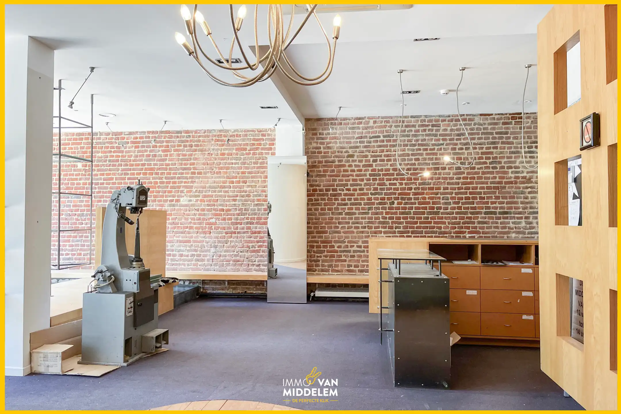 COMMERCIEEL GELIJKVLOERS VAN +/- 175 m² OP TOPLOCATIE foto 3