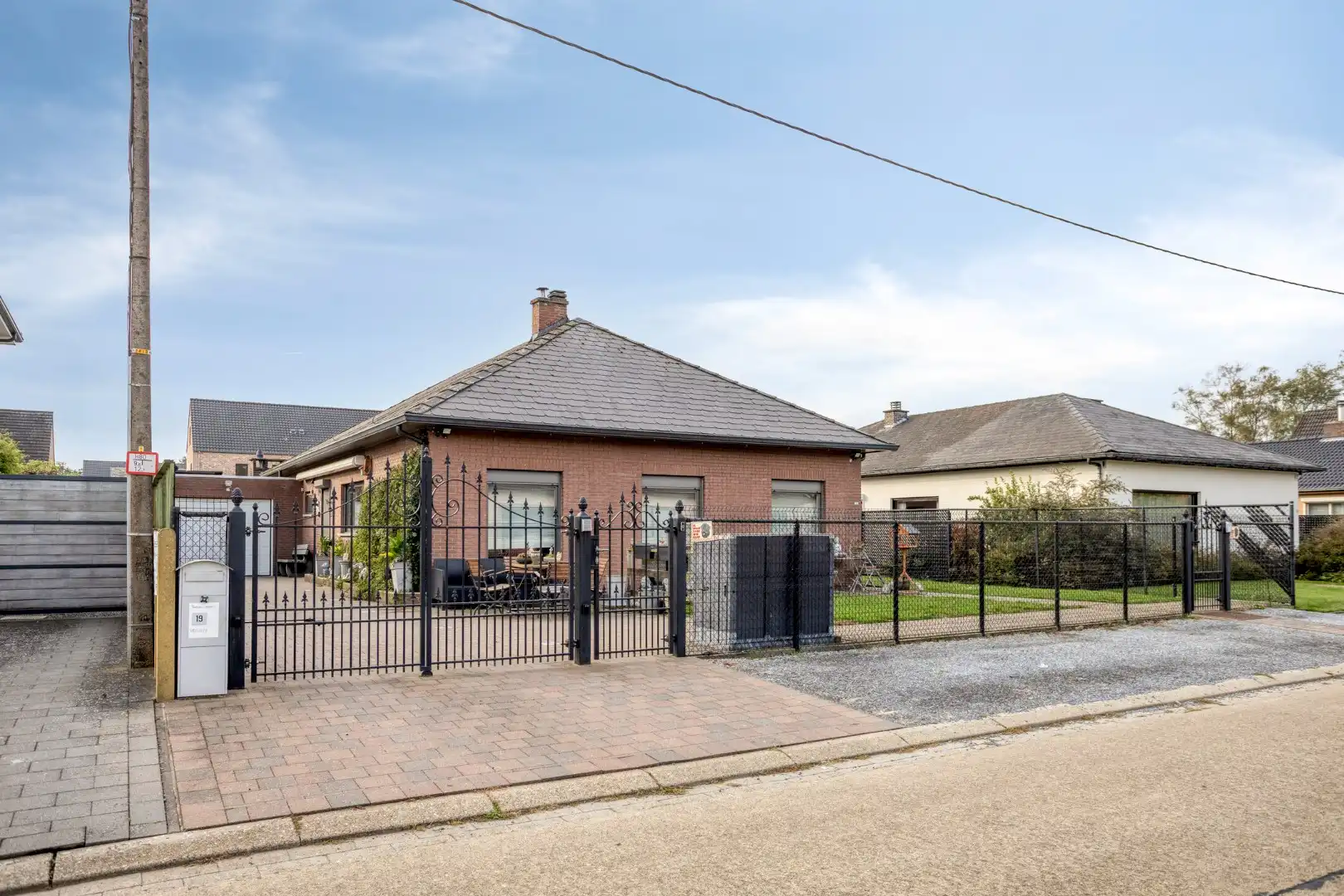 Rustig gelegen glvl woning met 3 slpks en hobby-/werkruimte op 648 m² te Veerle ! foto {{pictureIndex}}