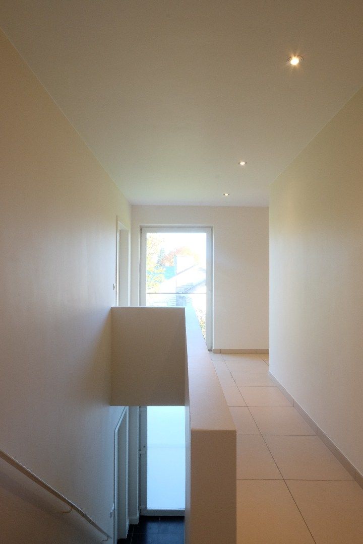 Recente ruime moderne halfopen woning met tuin en garage. foto 9